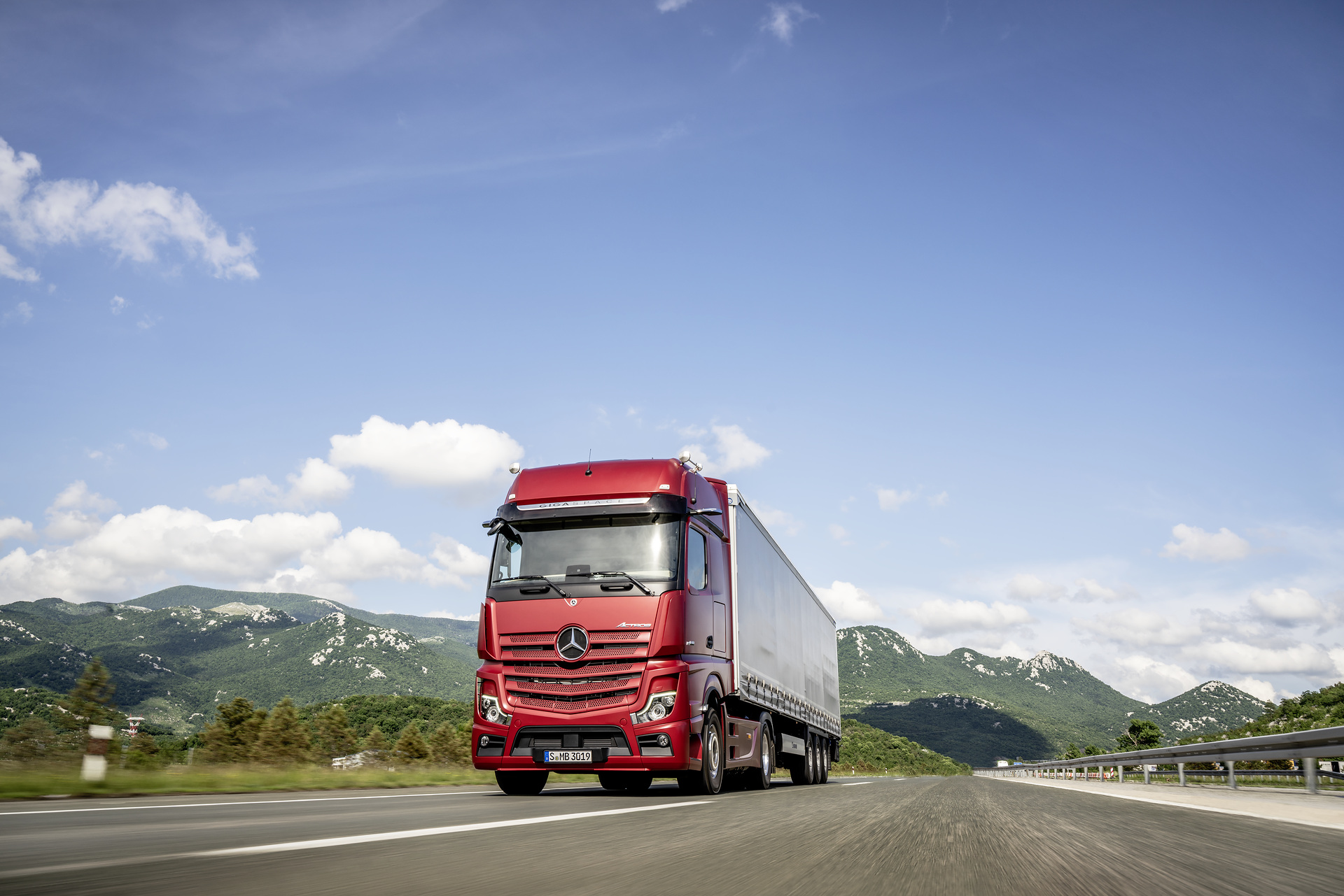 Mercedes-Benz Actros 1863 LS 4x2, Exterieur, antikrot metallic, L-Fahrerhaus, SoloStar Concept, GigaSpace, OM 473 Euro VI mit 460 kW (625 PS), 15,6 L Hubraum, 12-Gang Mercedes PowerShift 3, Active Brake Assist 5, Abstandshalte-Assistent, Verkehrszeichen-Assistent, Spurhalte-Assistent, Stabilitätsregel-Assistent, Aufmerksamkeits-Assistent, Active Drive Assist, MirrorCam, Multimedia Cockpit interactive, Predictive Powertrain Control mit Erweiterung um Interurban, BiXenon-Scheinwerfer Mercedes-Benz Actros, Modelljahr 2018