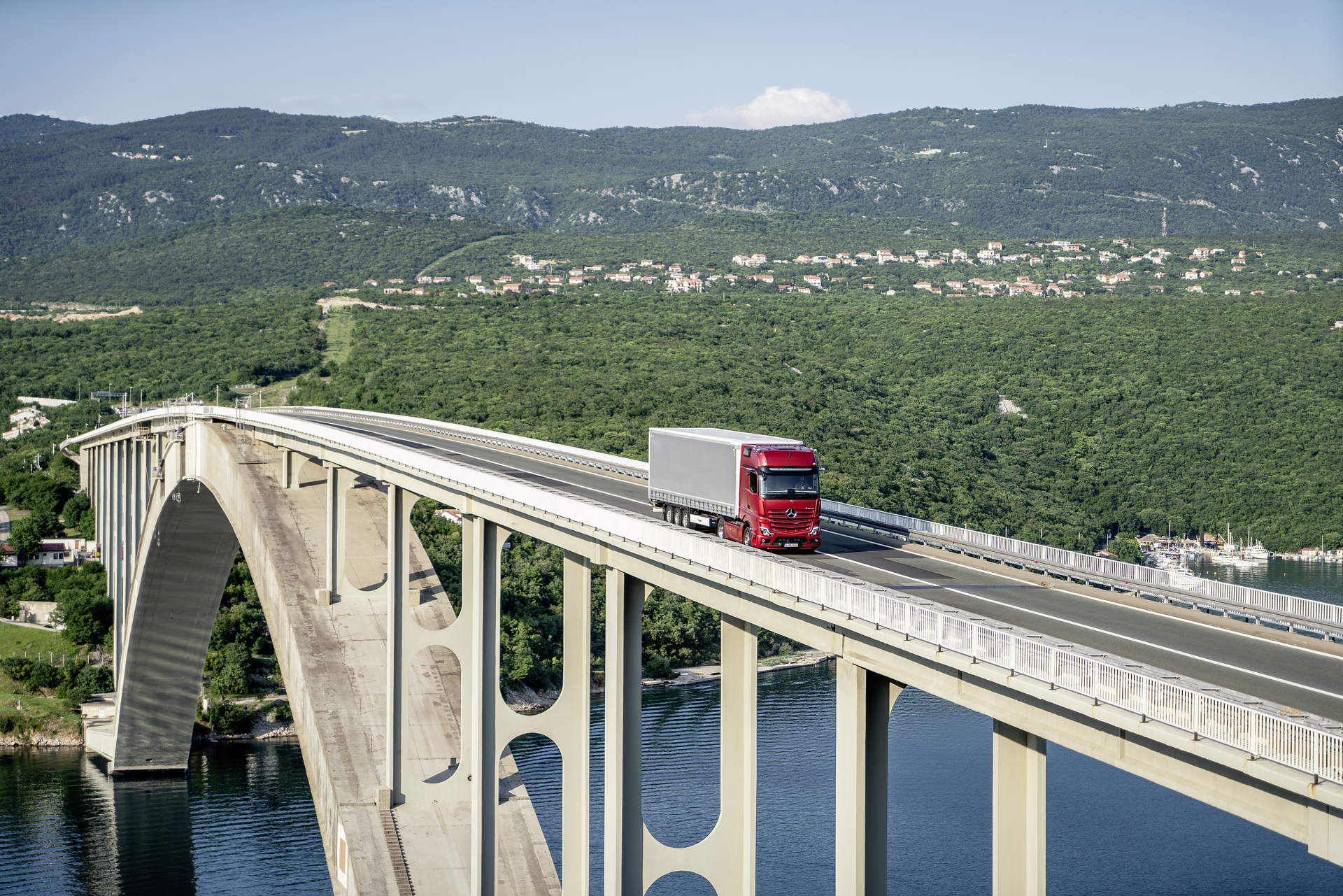 Mercedes-Benz Actros 1863 LS 4x2, Exterieur, antikrot metallic, L-Fahrerhaus, SoloStar Concept, GigaSpace, OM 473 Euro VI mit 460 kW (625 PS), 15,6 L Hubraum, 12-Gang Mercedes PowerShift 3, Active Brake Assist 5, Abstandshalte-Assistent, Verkehrszeichen-Assistent, Spurhalte-Assistent, Stabilitätsregel-Assistent, Aufmerksamkeits-Assistent, Active Drive Assist, MirrorCam, Multimedia Cockpit interactive, Predictive Powertrain Control mit Erweiterung um Interurban, BiXenon-Scheinwerfer. Mercedes-Benz Actros, Modelljahr 2018