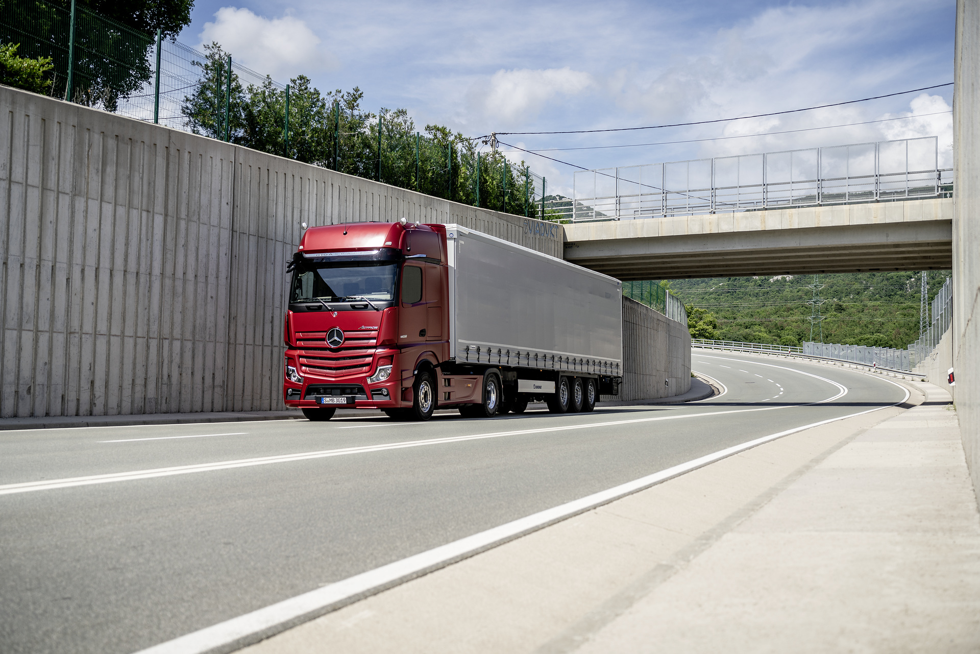 Mercedes-Benz Actros 1863 LS 4x2, Exterieur, antikrot metallic, L-Fahrerhaus, SoloStar Concept, GigaSpace, OM 473 Euro VI mit 460 kW (625 PS), 15,6 L Hubraum, 12-Gang Mercedes PowerShift 3, Active Brake Assist 5, Abstandshalte-Assistent, Verkehrszeichen-Assistent, Spurhalte-Assistent, Stabilitätsregel-Assistent, Aufmerksamkeits-Assistent, Active Drive Assist, MirrorCam, Multimedia Cockpit interactive, Predictive Powertrain Control mit Erweiterung um Interurban, BiXenon-Scheinwerfer. Mercedes-Benz Actros, Modelljahr 2018