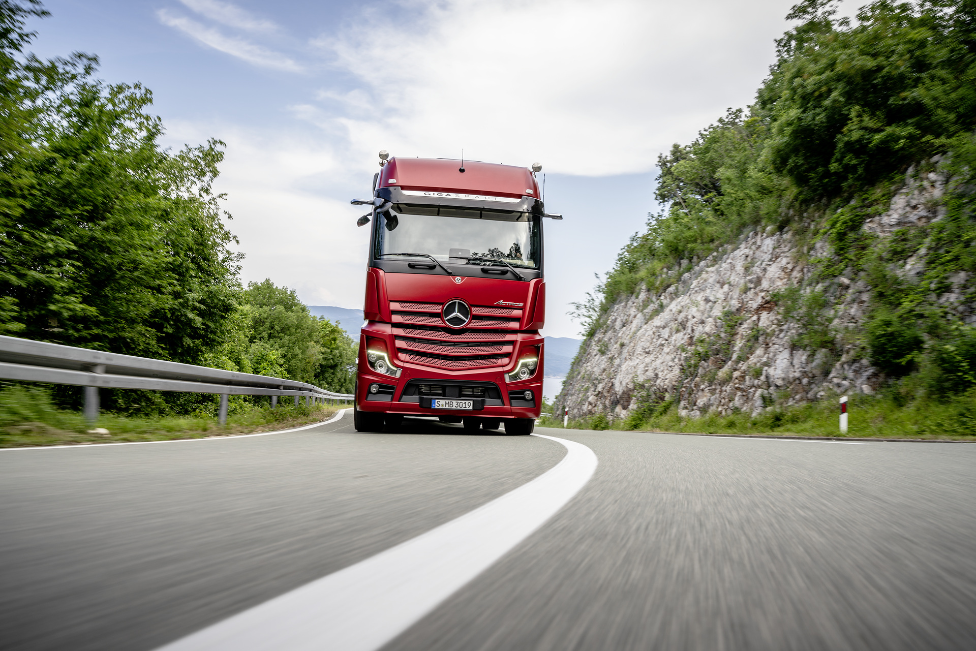 Mercedes-Benz Actros 1863 LS 4x2, Exterieur, antikrot metallic, L-Fahrerhaus, SoloStar Concept, GigaSpace, OM 473 Euro VI mit 460 kW (625 PS), 15,6 L Hubraum, 12-Gang Mercedes PowerShift 3, Active Brake Assist 5, Abstandshalte-Assistent, Verkehrszeichen-Assistent, Spurhalte-Assistent, Stabilitätsregel-Assistent, Aufmerksamkeits-Assistent, Active Drive Assist, MirrorCam, Multimedia Cockpit interactive, Predictive Powertrain Control mit Erweiterung um Interurban, BiXenon-Scheinwerfer. Mercedes-Benz Actros, Modelljahr 2018