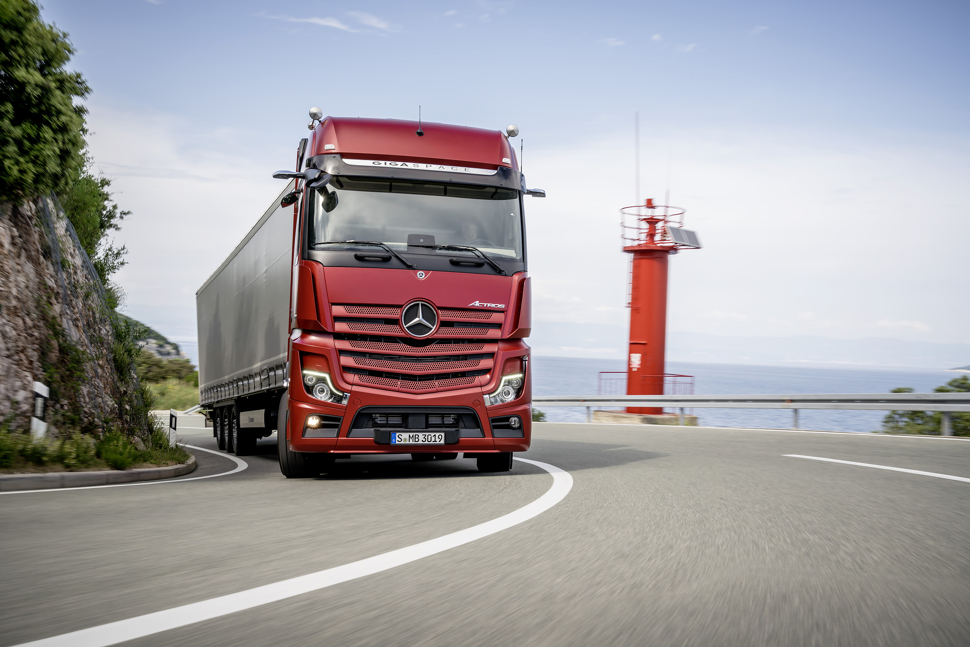Mercedes-Benz Actros 1863 LS 4x2, Exterieur, antikrot metallic, L-Fahrerhaus, SoloStar Concept, GigaSpace, OM 473 Euro VI mit 460 kW (625 PS), 15,6 L Hubraum, 12-Gang Mercedes PowerShift 3, Active Brake Assist 5, Abstandshalte-Assistent, Verkehrszeichen-Assistent, Spurhalte-Assistent, Stab ilitätsregel-Assistent, Aufmerksamkeits-Assistent, Active Drive Assist, MirrorCam, Multimedia Cockpit interactive, Predictive Powertrain Control mit Erweiterung um Interurban, BiXenon-Scheinwerfer. Einzigartig im Fernverkehr – die MirrorCam ersetzt den Spiegel