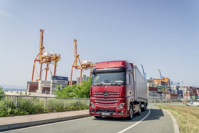 Weltpremiere des Flaggschiffs von Mercedes-Benz Trucks in Berlin: Der neue Actros mit Active Drive Assist: Mercedes-Benz Lkw bringt teilautomatisiertes Fahren in Serie