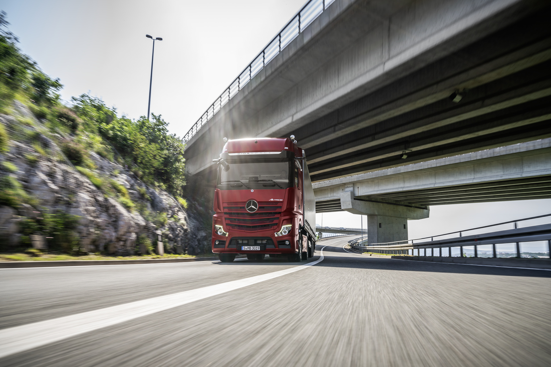 Mercedes-Benz Actros 1863 LS 4x2, Exterieur, antikrot metallic, L-Fahrerhaus, SoloStar Concept, GigaSpace, OM 473 Euro VI mit 460 kW (625 PS), 15,6 L Hubraum, 12-Gang Mercedes PowerShift 3, Active Brake Assist 5, Abstandshalte-Assistent, Verkehrszeichen-Assistent, Spurhalte-Assistent, Stabilitätsregel-Assistent, Aufmerksamkeits-Assistent, Active Drive Assist, MirrorCam, Multimedia Cockpit interactive, P redictive Powertrain Control mit Erweiterung um Interurban, BiXenon-Scheinwerfer. Mercedes-Benz Actros, Modelljahr 2018
