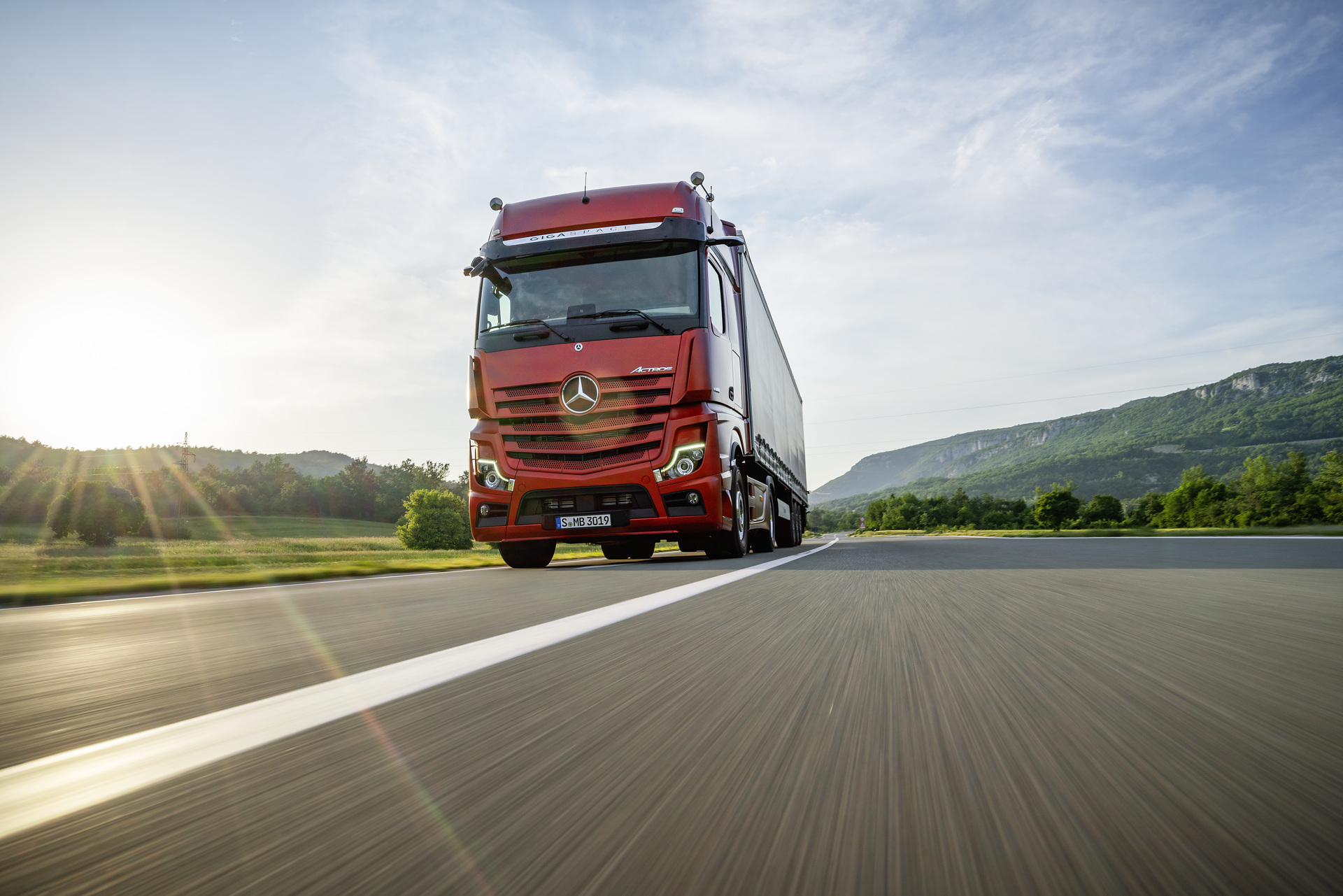 Mercedes-Benz Actros 1863 LS 4x2, Exterieur, antikrot metallic, L-Fahrerhaus, SoloStar Concept, GigaSpace, OM 473 Euro VI mit 460 kW (625 PS), 15,6 L Hubraum, 12-Gang Mercedes PowerShift 3, Active Brake Assist 5, Abstandshalte-Assistent, Verkehrszeichen-Assistent, Spurhalte-Assistent, Stabilitätsregel-Assistent, Aufmerksamkeits-Assistent, Active Drive Assist, MirrorCam, Multimedia Cockpit interactive, Predictive Powertrain Control mit Erweiterung um Interurban, BiXenon-Scheinwerfer. Mercedes-Benz Actros, Modelljahr 2018
