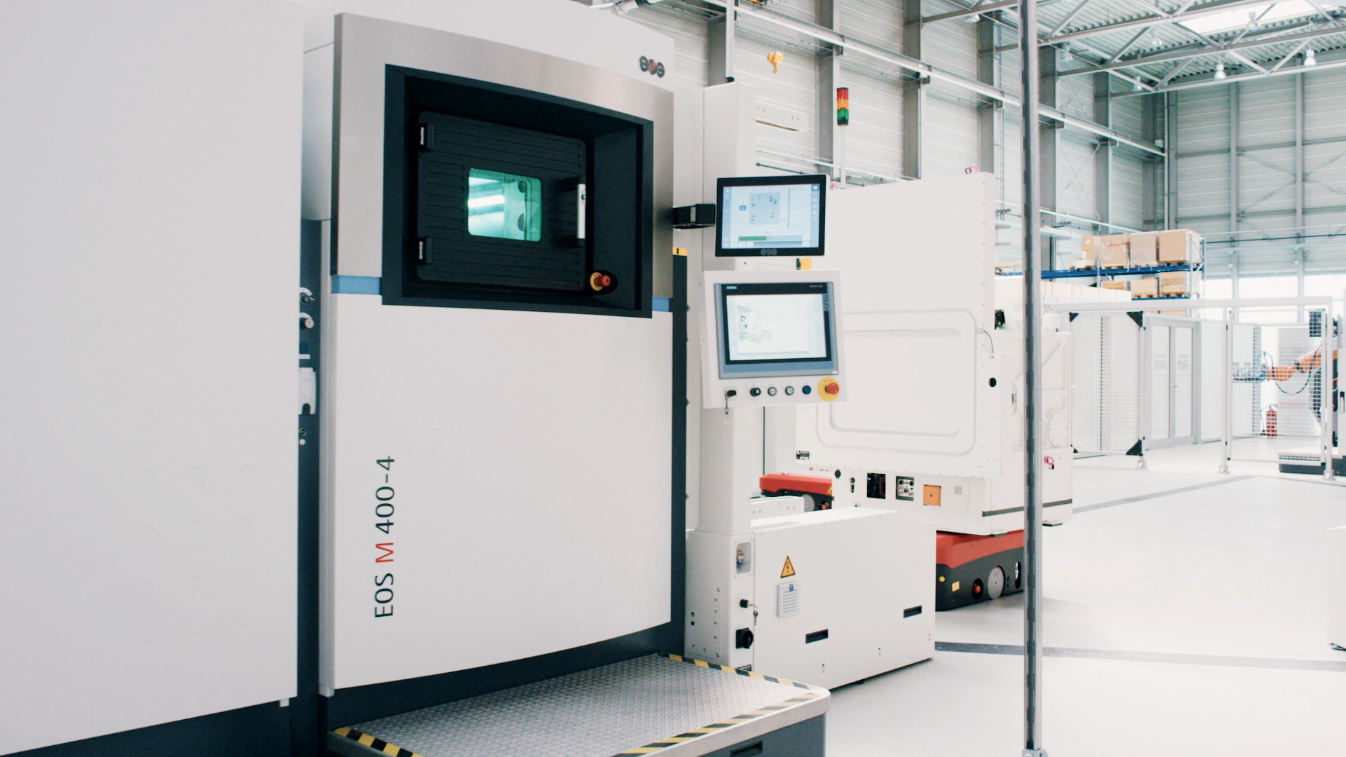 Partnerprojekt von Premium AEROTEC, Daimler und EOS zur Entwicklung einer additiven Serienfertigung (3D-Druck) erreicht neuen Meilenstein: Pilotanlage mit Vier-Laser-System EOS M 400-4 zum metallbasierten industriellen 3D-Druck. NextGenAM: Mit großen Schritten in die nächste Generation des industriellen 3D-Drucks