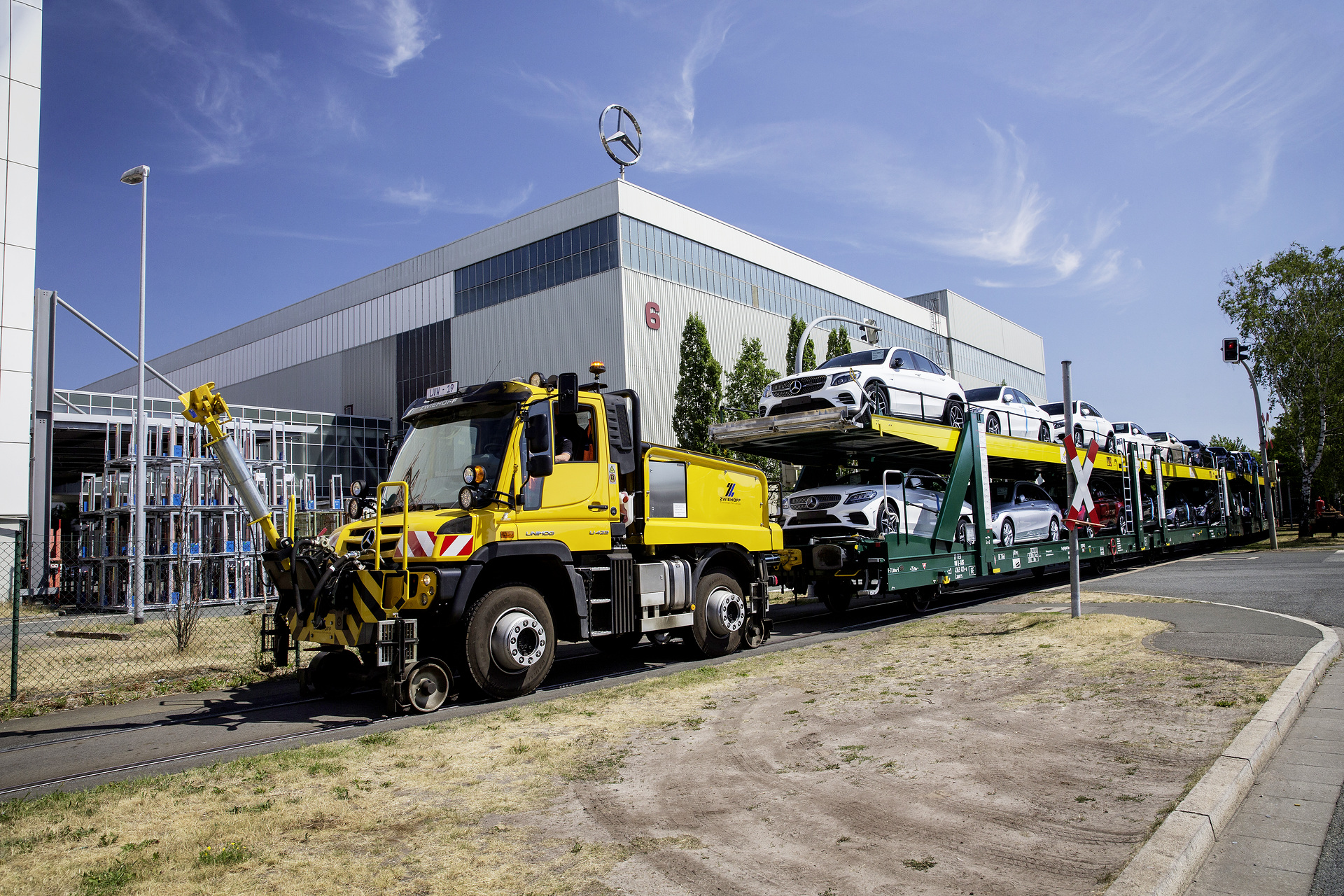 Unimog U 423, 2-Wege, Rangieren, Zwiehoff, Daimler Werk Bremen Unimog bringt Neuwagen auf die Schiene