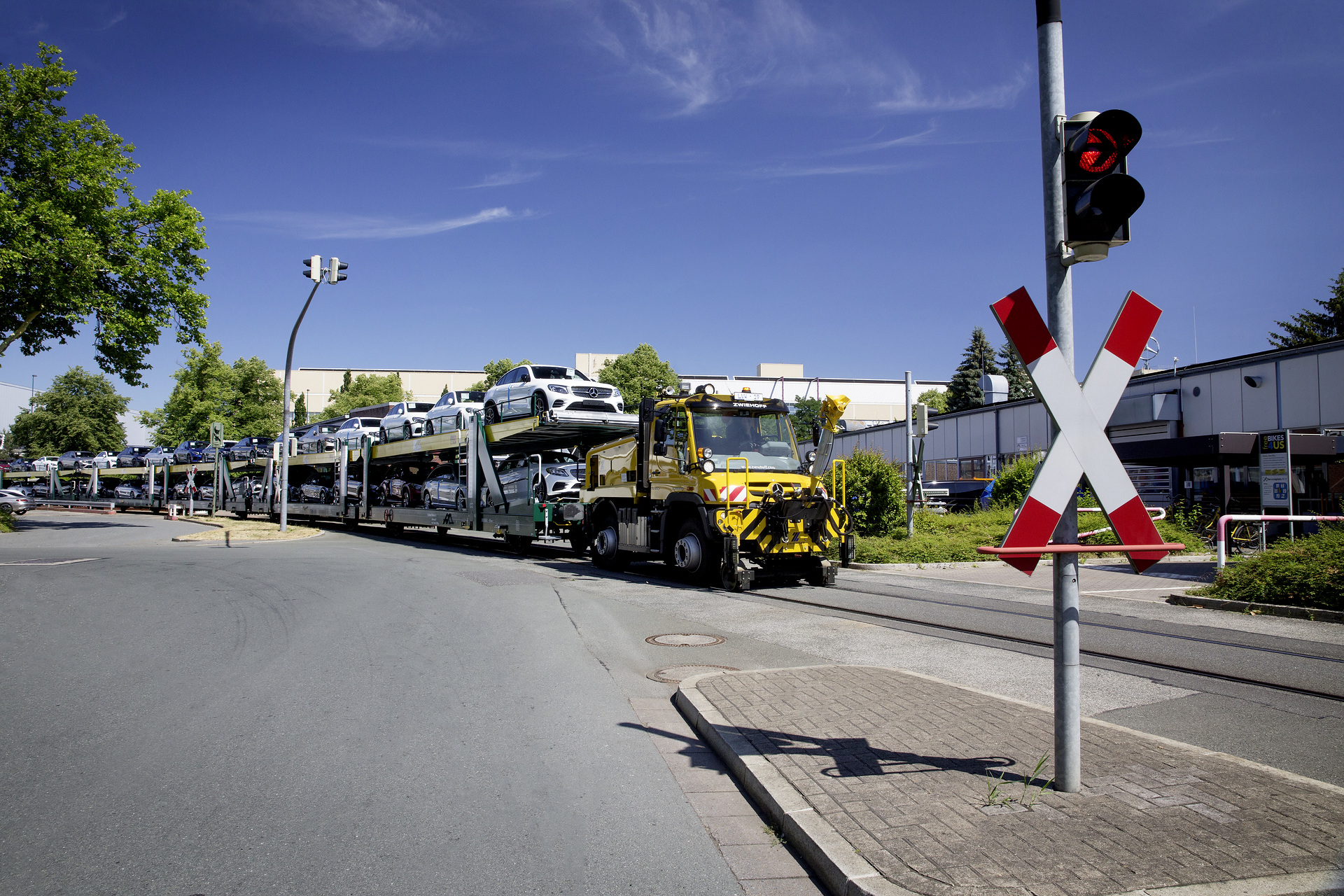 Unimog U 423, 2-Wege, Rangieren, Zwiehoff, Daimler Werk Bremen Unimog bringt Neuwagen auf die Schiene