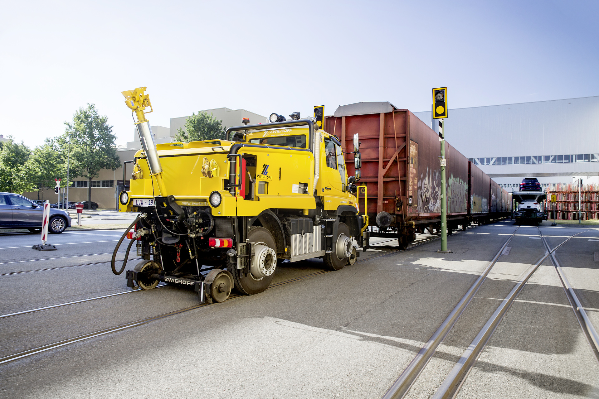 Unimog U 423, 2-Wege, Rangieren, Zwiehoff, Daimler Werk Bremen Unimog bringt Neuwagen auf die Schiene