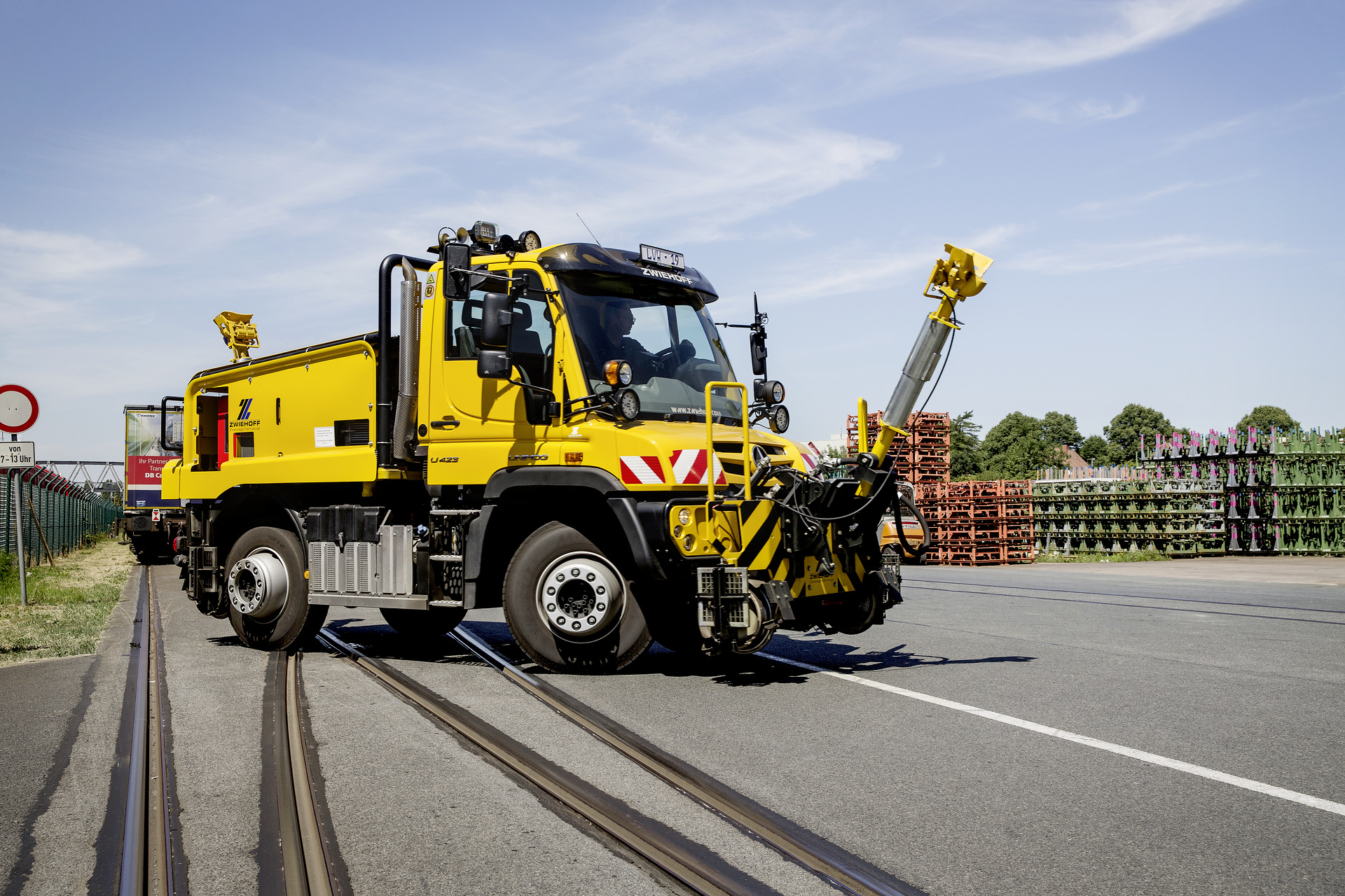 Unimog U 423, 2-Wege, Rangieren, Zwiehoff, Daimler Werk Bremen Unimog bringt Neuwagen auf die Schiene