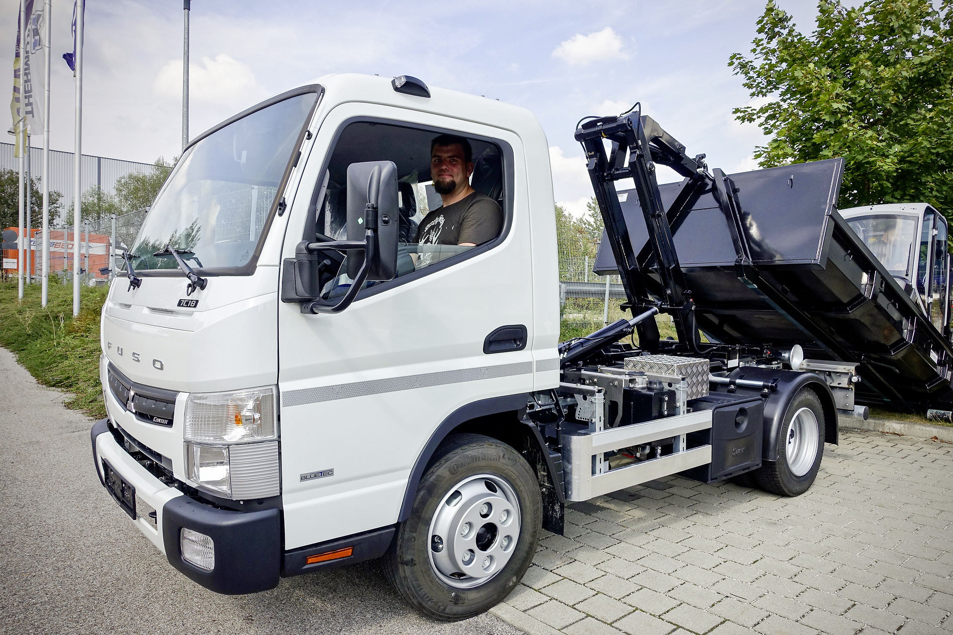 Fuso Canter 7C18 Abrollkipper mit Bagger GaLaBau 2018 - Messe