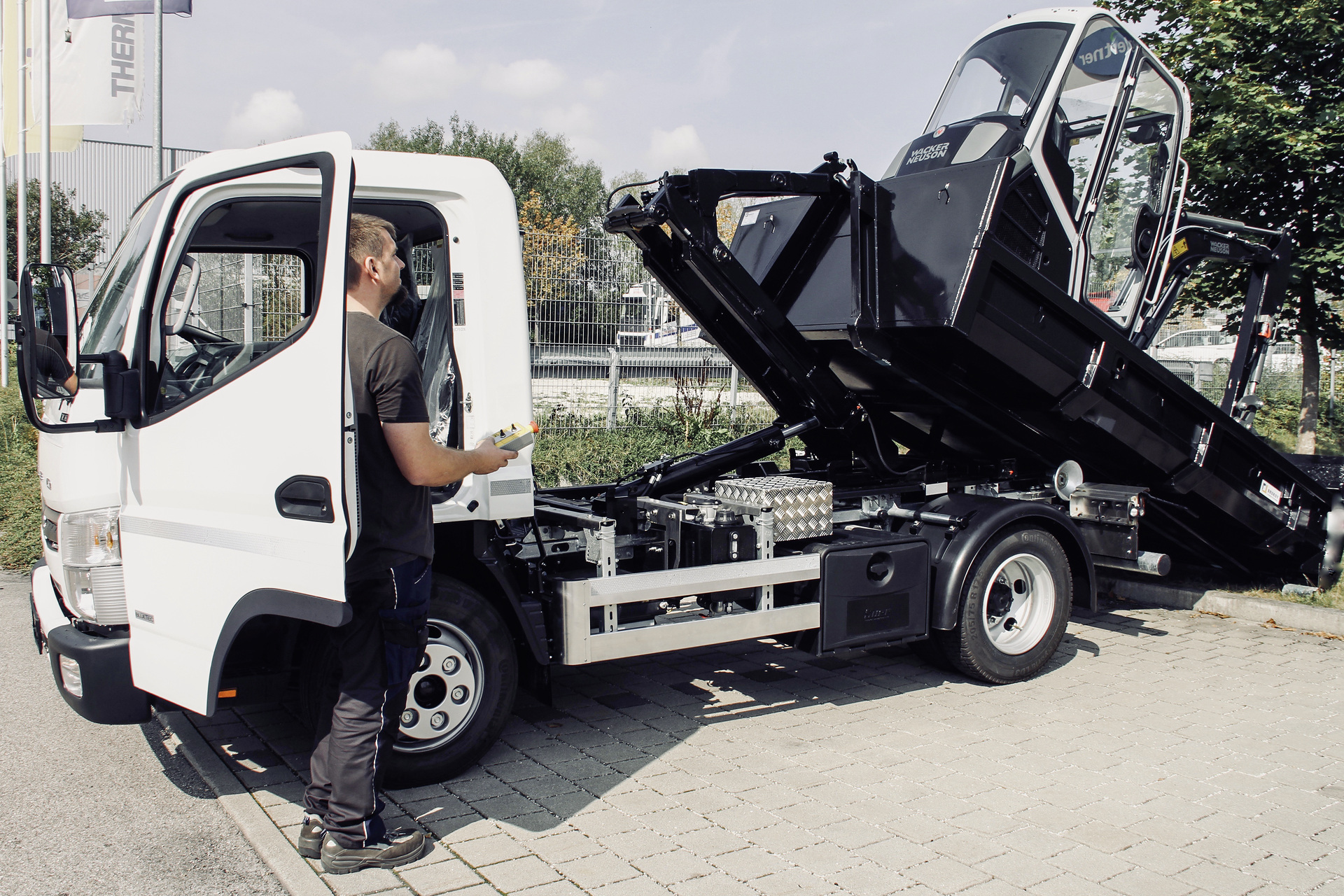 Fuso Canter 7C18 Abrollkipper mit Bagger GaLaBau 2018 - Messe