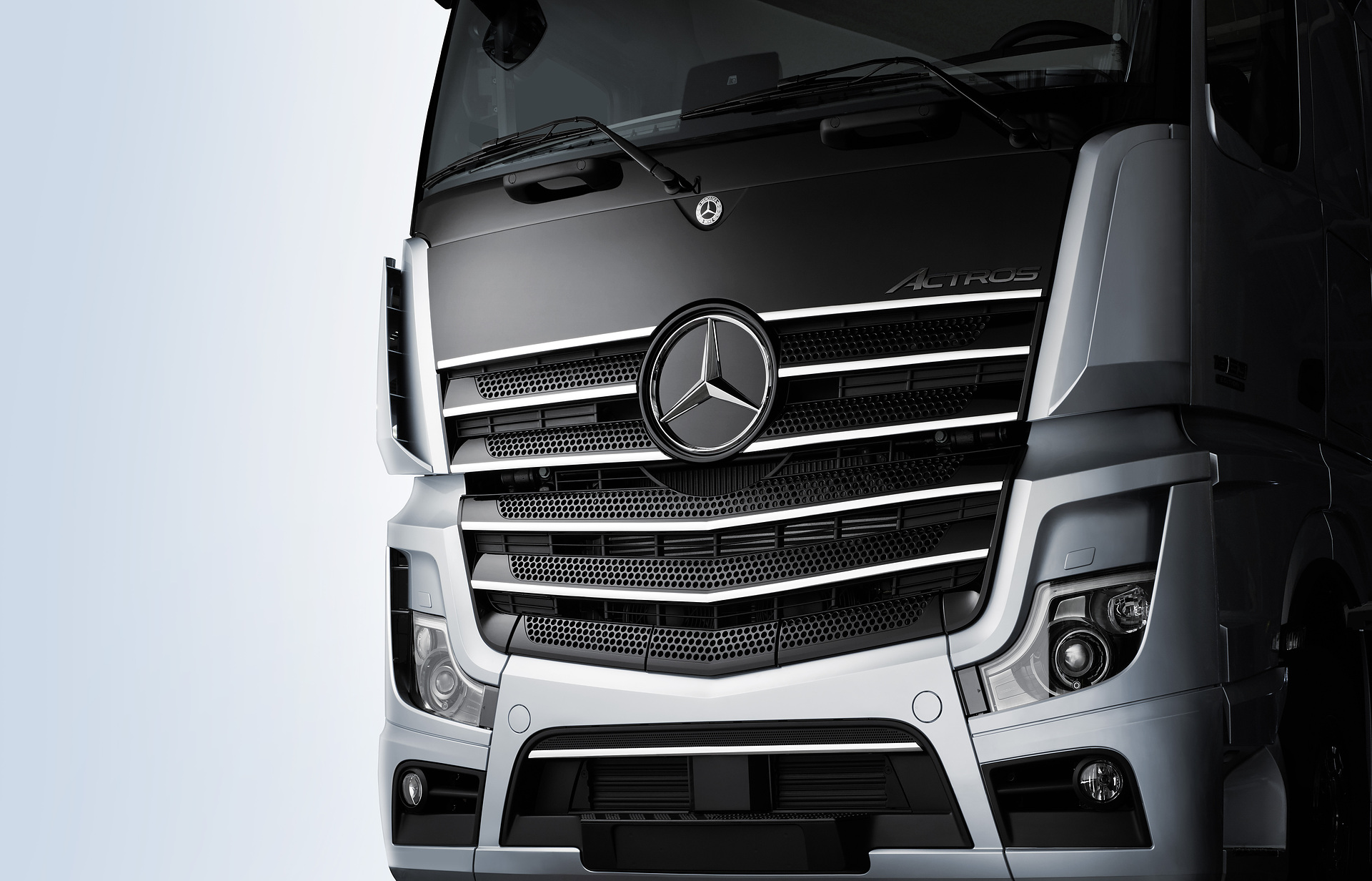 Mercedes-Benz Actros 1863 Edition 1, LS 4x2, Exterieur, High-Tech silber metallic, L-Fahrerhaus, SoloStar Concept, GigaSpace, OM 473 Euro VI mit 460 kW (625 PS), 15,6 L Hubraum, 12-Gang Mercedes PowerShift 3, Active Brake Assist 5, Abstandshalte-Assistent, Verkehrszeichen-Assistent, Spurhalte-Assistent, Stabilitätsregel-Assistent, Aufmerksamkeits-Assistent, Active Drive Assist, MirrorCam, Multimedia Cockpit interactive, Predictive Powertrain Control mit Erweiterung um Interurban, BiXenon-Scheinwerfer, Driving Package, Comfort Package, Media Package, Stowage Package, Sight Package, Extra Line. Mercedes-Benz Lkw: Starker Auftritt des neuen Actros: Mercedes-Benz Trucks präsentiert das Sondermodell „Edition 1“ auf der IAA Nutzfahrzeuge