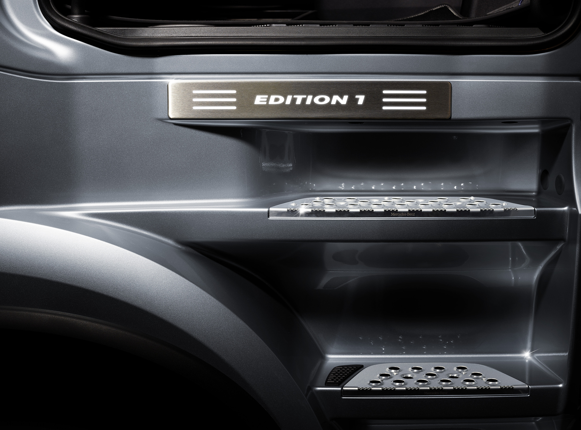 Mercedes-Benz Actros 1863 Edition 1, LS 4x2, Exterieur, High-Tech silber metallic, L-Fahrerhaus, SoloStar Concept, GigaSpace, OM 473 Euro VI mit 460 kW (625 PS), 15,6 L Hubraum, 12-Gang Mercedes PowerShift 3, Active Brake Assist 5, Abstandshalte-Assistent, Verkehrszeichen-Assistent, Spurhalte-Assistent, Stabilitätsregel-Assistent, Aufmerksamkeits-Assistent, Active Drive Assist, MirrorCam, Multimedia Cockpit interactive, Predictive Powertrain Control mit Erweiterung um Interurban, BiXenon-Scheinwerfer, Driving Package, Comfort Package, Media Package, Stowage Package, Sight Package, Extra Line. Mercedes-Benz Lkw: Starker Auftritt des neuen Actros: Mercedes-Benz Trucks präsentiert das Sondermodell „Edition 1“ auf der IAA Nutzfahrzeuge