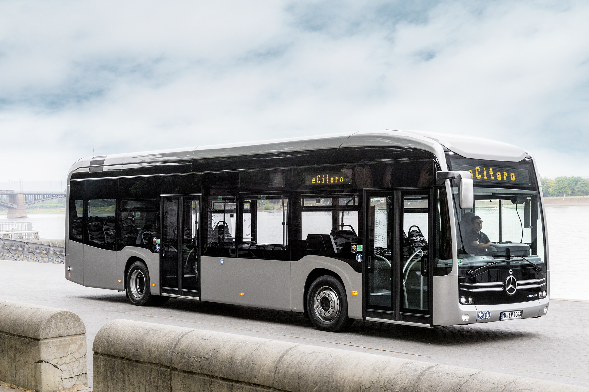 Mercedes-Benz eCitaro mit vollelektrischem Antrieb, Exterieur, anthrazit metallic, 2 x elektrischer Radnabenmotor, 2 x 125 kW, 2 x 485 Nm, LED-Scheinwerfer, Länge/Breite/Höhe: 12.135/2.550/3.400 mm, Beförderungskapazität: 1/86. eCitaro