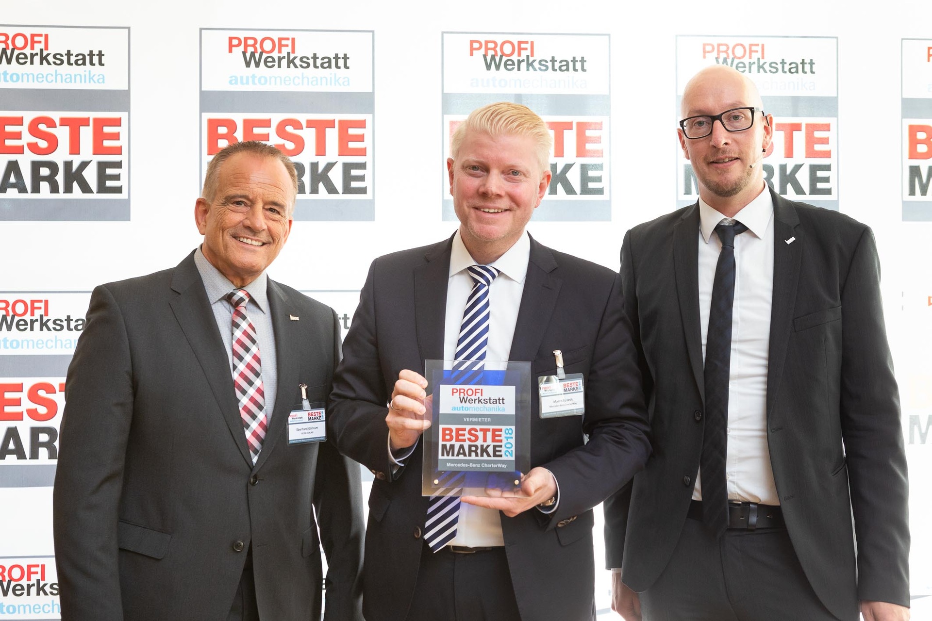 Mercedes-Benz CharterWay gewinnt zum dritten Mal in Folge die Leserwahl „Beste PROFI Werkstatt Marke 2018“. Von links nach rechts: Eberhard Goehrum, Anzeigenleiter PROFI Werkstatt, Marco Späth, Leiter Flottenmanagement CharterWay Rental Deutschland, sowie Martin Schachtner, Chefredakteur PROFI Werkstatt. Mercedes-Benz CharterWay erneut beliebtester Vermieter: Mercedes-Benz CharterWay gewinnt zum dritten Mal in Folge Leserwahl „Beste PROFI Werkstatt Marke 2018“