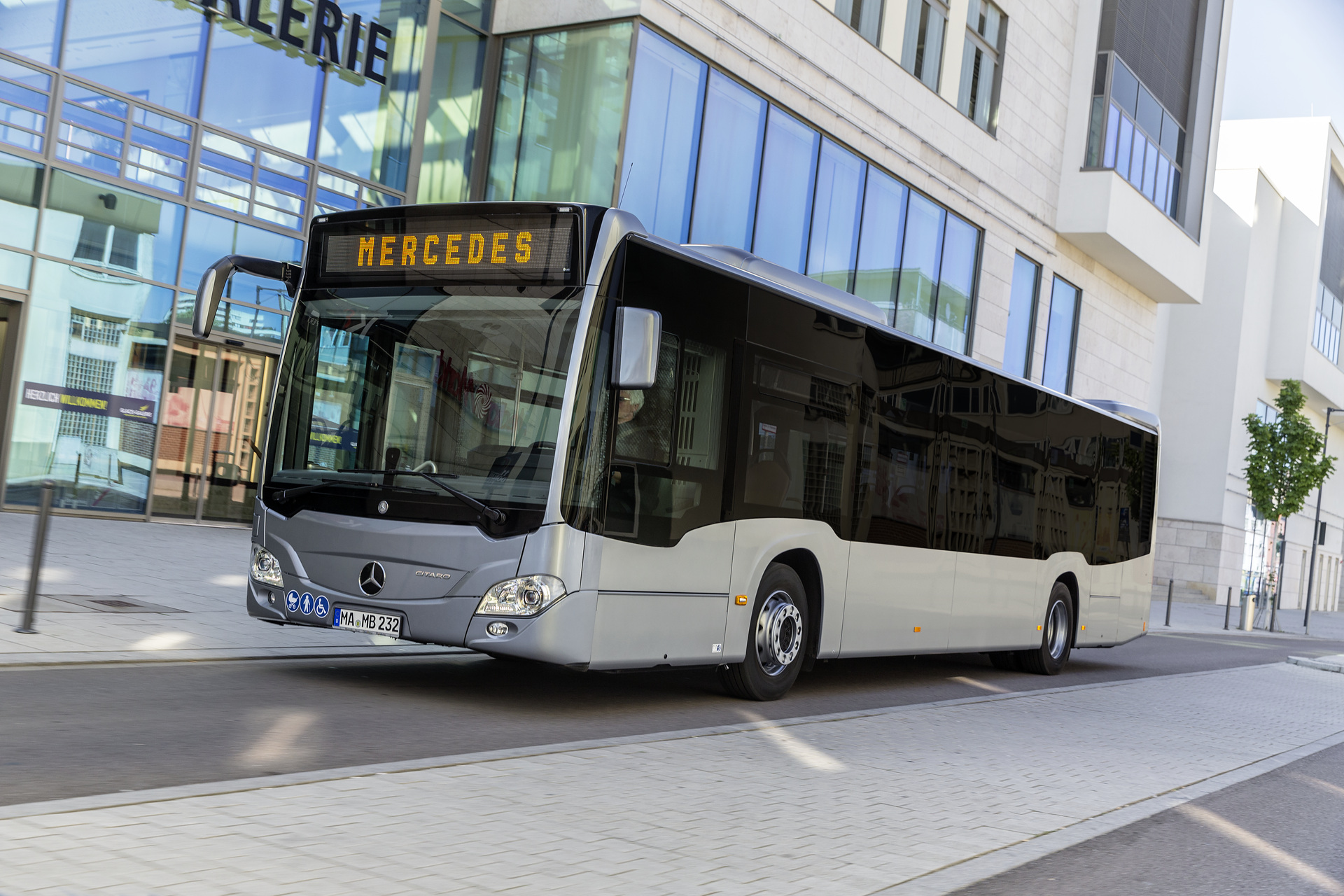 Mercedes-Benz Citaro hybrid mit Preventive Brake Assist und Sideguard Assist, Exterieur, Silberstein metallic, OM 936 h mit 220 kW (299 PS), 7,7 L Hubraum, Elektro-Motor mit 14 kW, 4-Gang-Automatikgetriebe, LED-Scheinwerfer, Länge/Breite/Höhe: 12.135/2.550/3.120 mm, Beförderungskapazität: max. 1/101. Mercedes-Benz Citaro hybrid