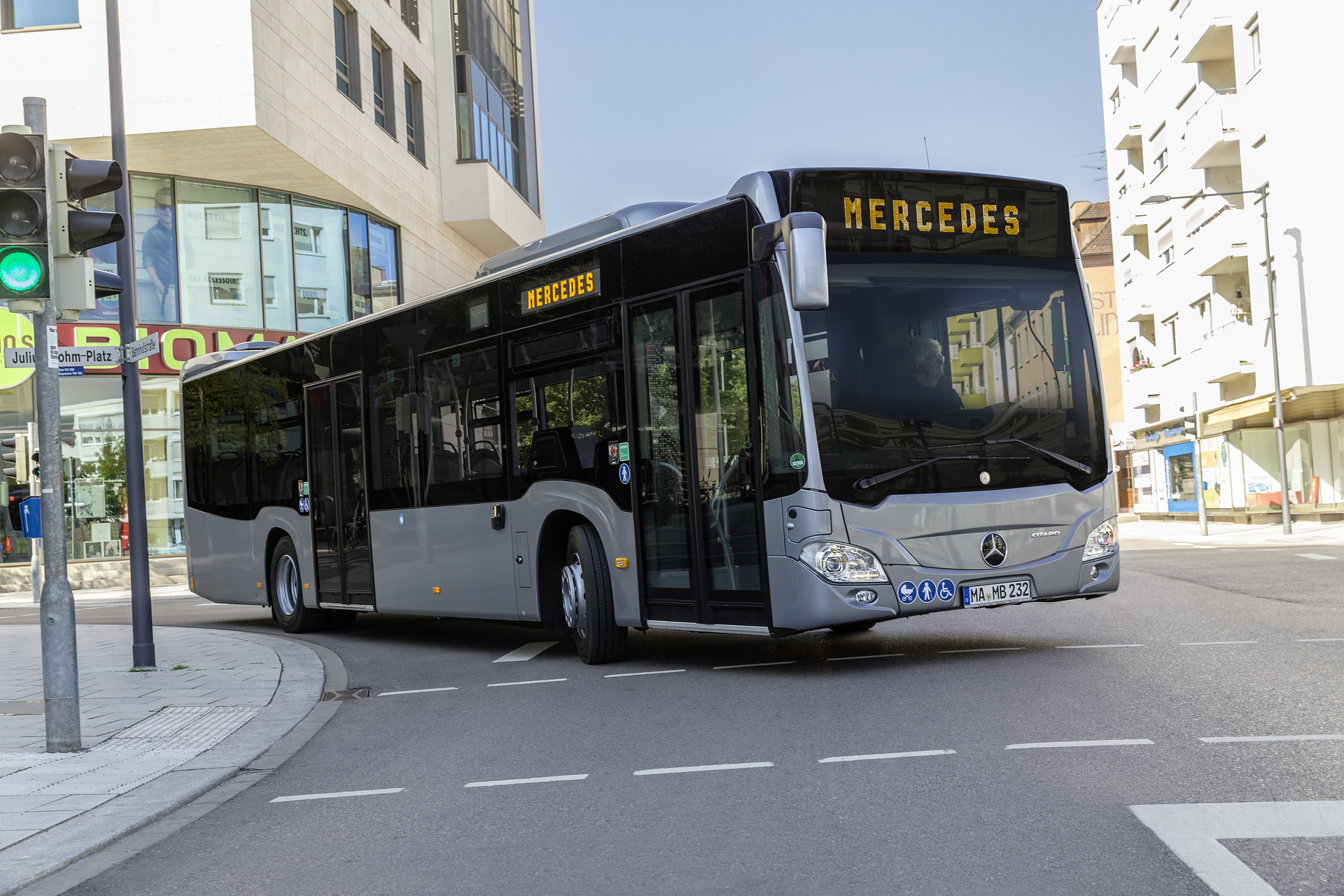Mercedes-Benz Citaro hybrid mit Preventive Brake Assist und Sideguard Assist, Exterieur, Silberstein metallic, OM 936 h mit 220 kW (299 PS), 7,7 L Hubraum, Elektro-Motor mit 14 kW, 4-Gang-Automatikgetriebe, LED-Scheinwerfer, Länge/Breite/Höhe: 12.135/2.550/3.120 mm, Beförderungskapazität: max. 1/101. Mercedes-Benz Citaro hybrid