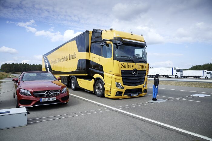 Mercedes-Benz Sicherheits-Assistenzsysteme: Jeder Unfall ist einer zu viel