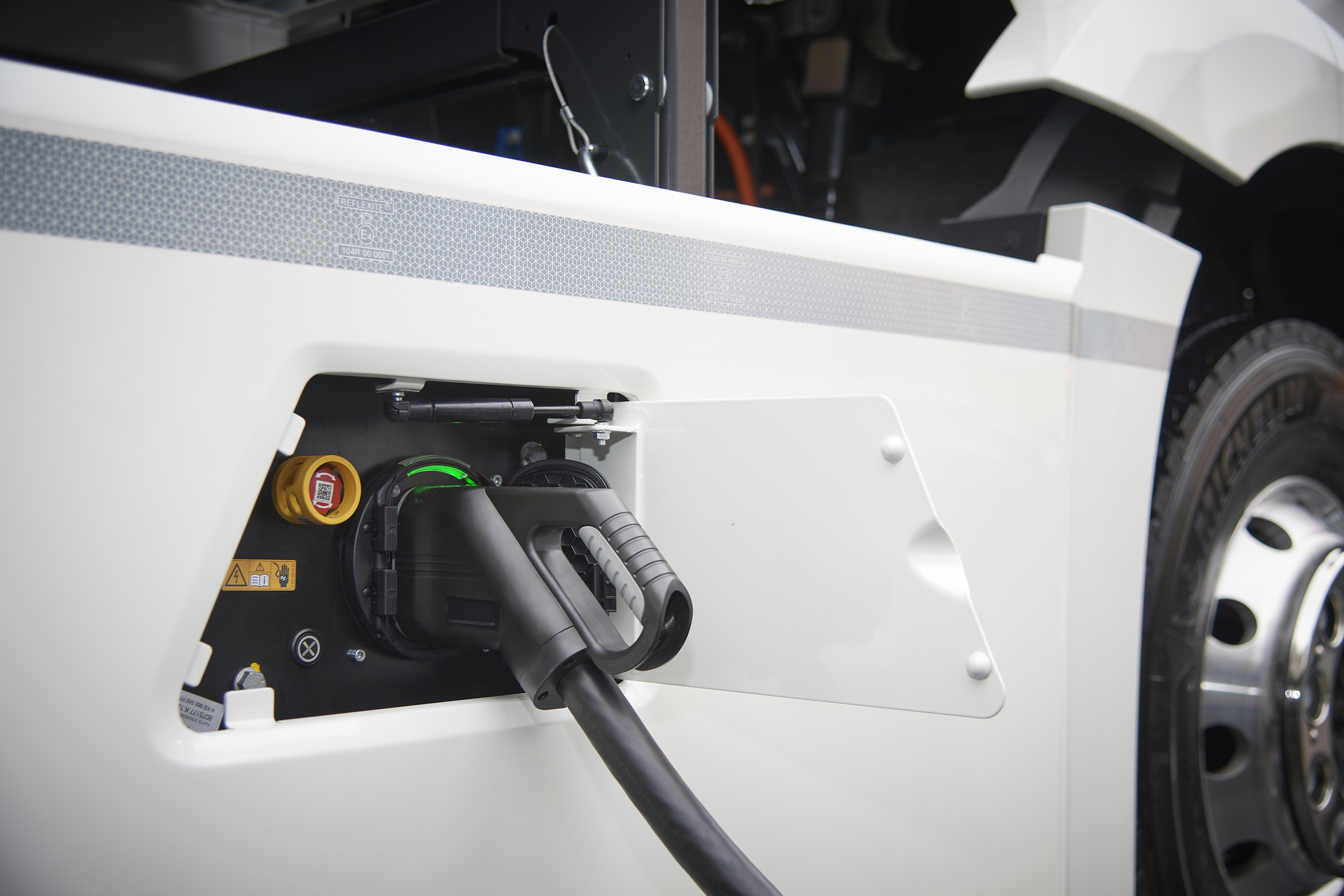 The Mercedes-Benz eActros is entering operation with Hermes All-electric Mercedes-Benz truck for heavy-duty distribution: Start of practical customer trials: The Mercedes-Benz eActros is entering operation with Hermes