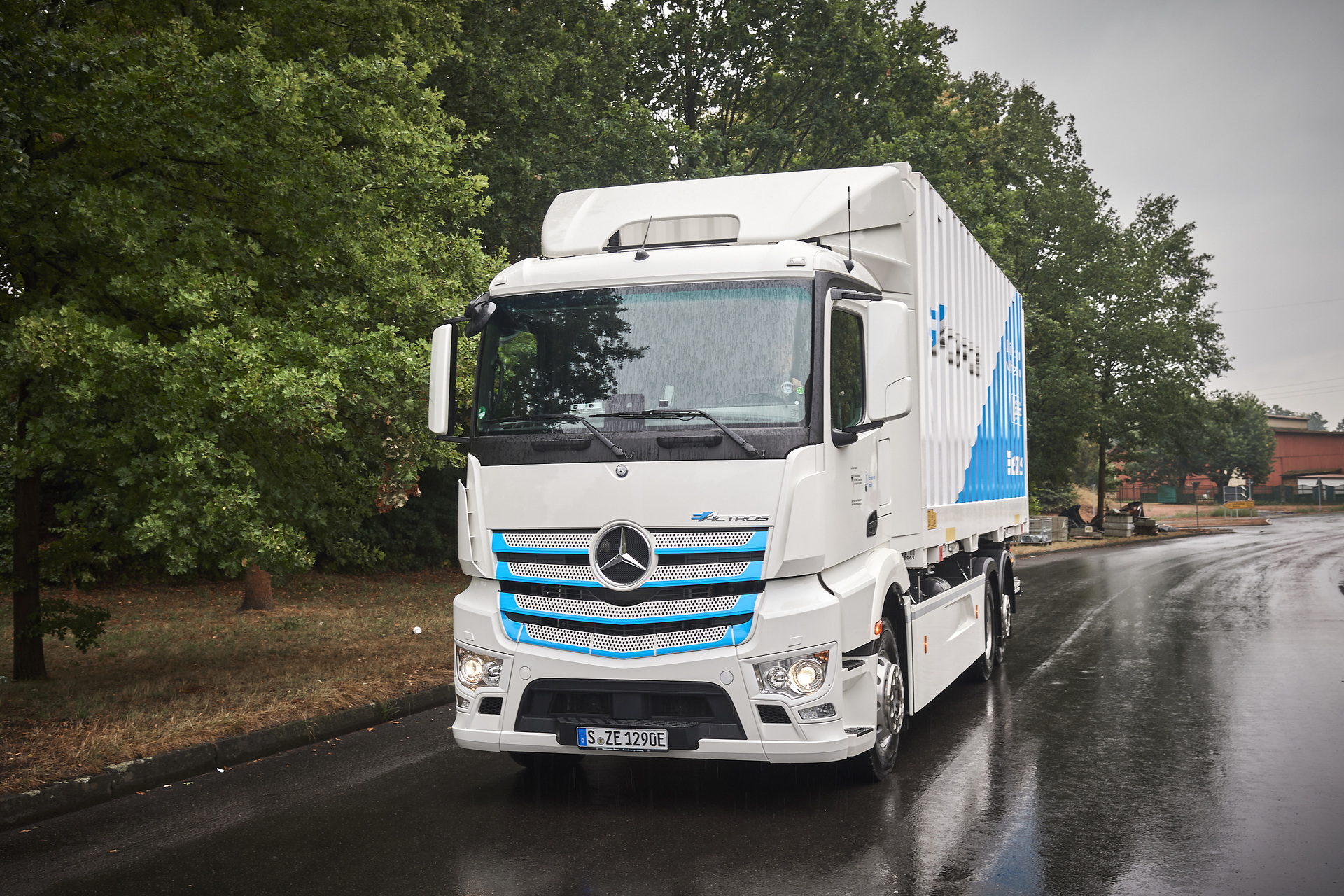 The Mercedes-Benz eActros is entering operation with Hermes All-electric Mercedes-Benz truck for heavy-duty distribution: Start of practical customer trials: The Mercedes-Benz eActros is entering operation with Hermes