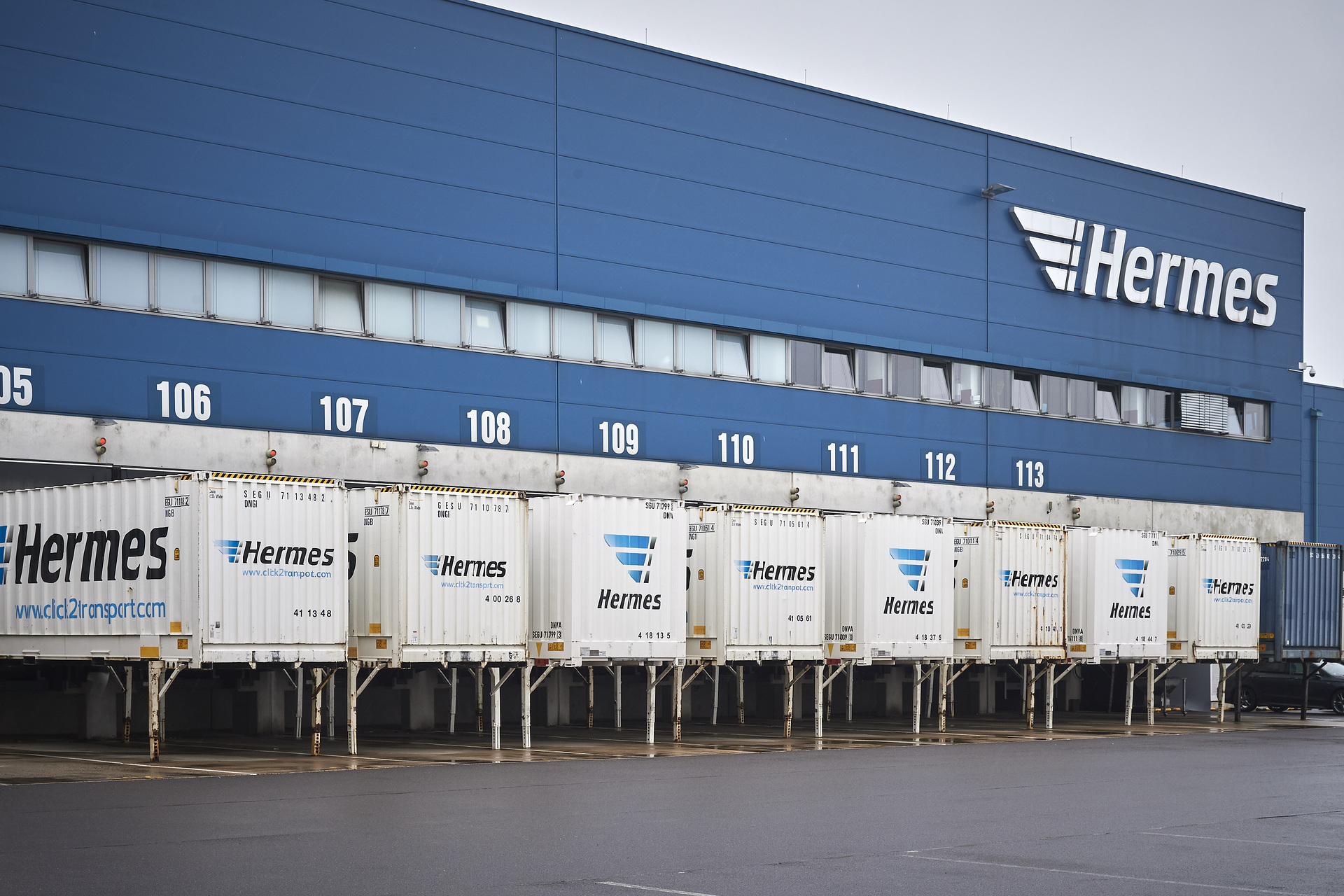 The Mercedes-Benz eActros is entering operation with Hermes All-electric Mercedes-Benz truck for heavy-duty distribution: Start of practical customer trials: The Mercedes-Benz eActros is entering operation with Hermes