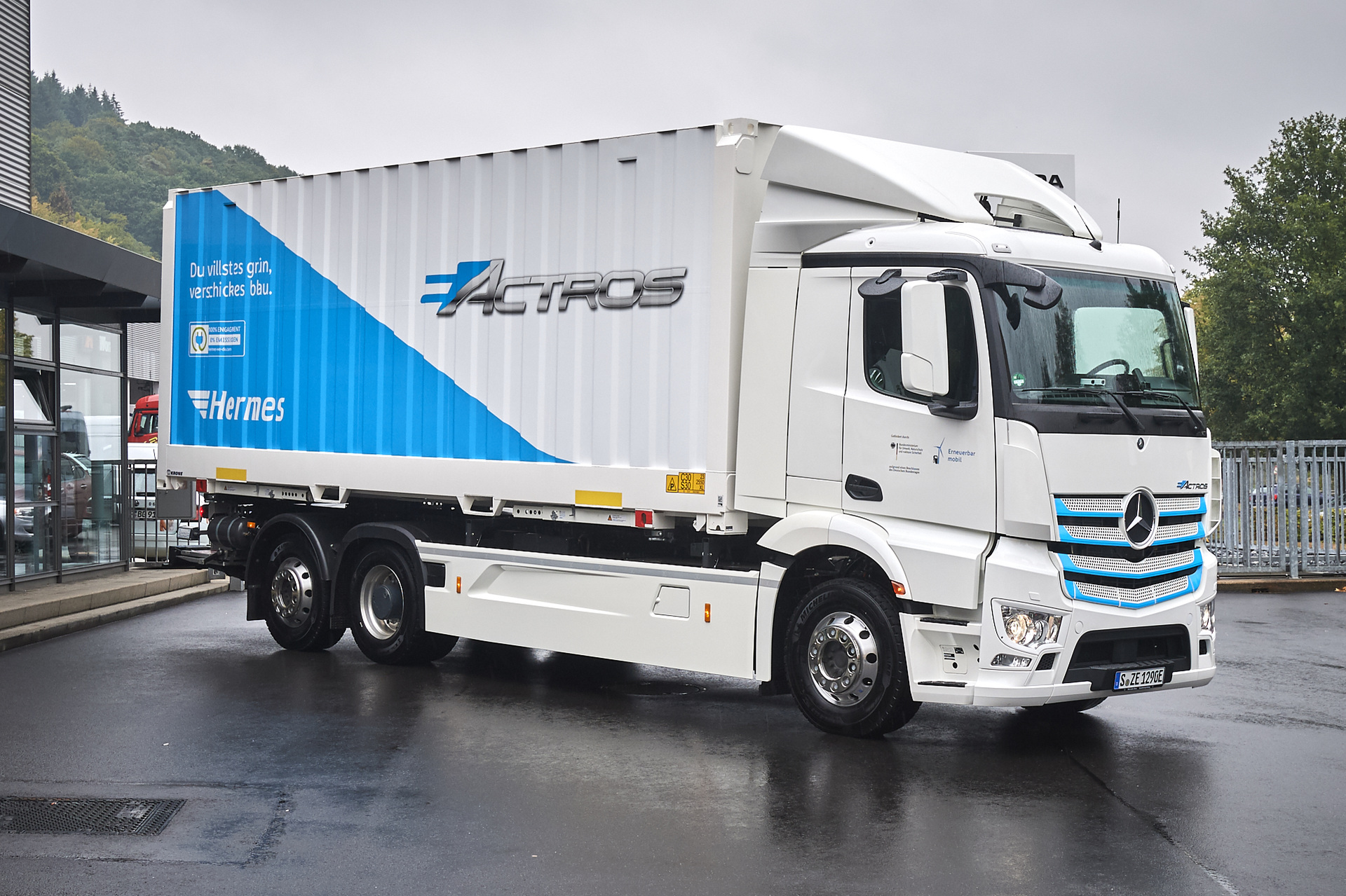 All-electric Mercedes-Benz truck for heavy-duty distribution: Start of practical customer trials: The Mercedes-Benz eActros is entering operation with Hermes