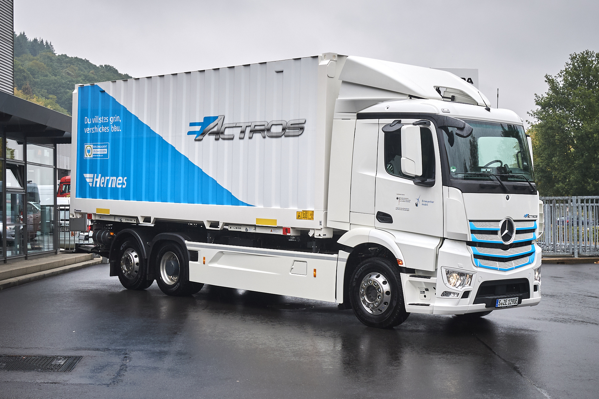 Mercedes-Benz Trucks is starting practical trials for its all-electric heavy-duty eActros truck. The retail and logistics service provider Hermes is the first of 20 customers in different sectors who will integrate the electric truck into their fleets. All-electric Mercedes-Benz truck for heavy-duty distribution: Start of practical customer trials: The Mercedes-Benz eActros is entering operation with Hermes