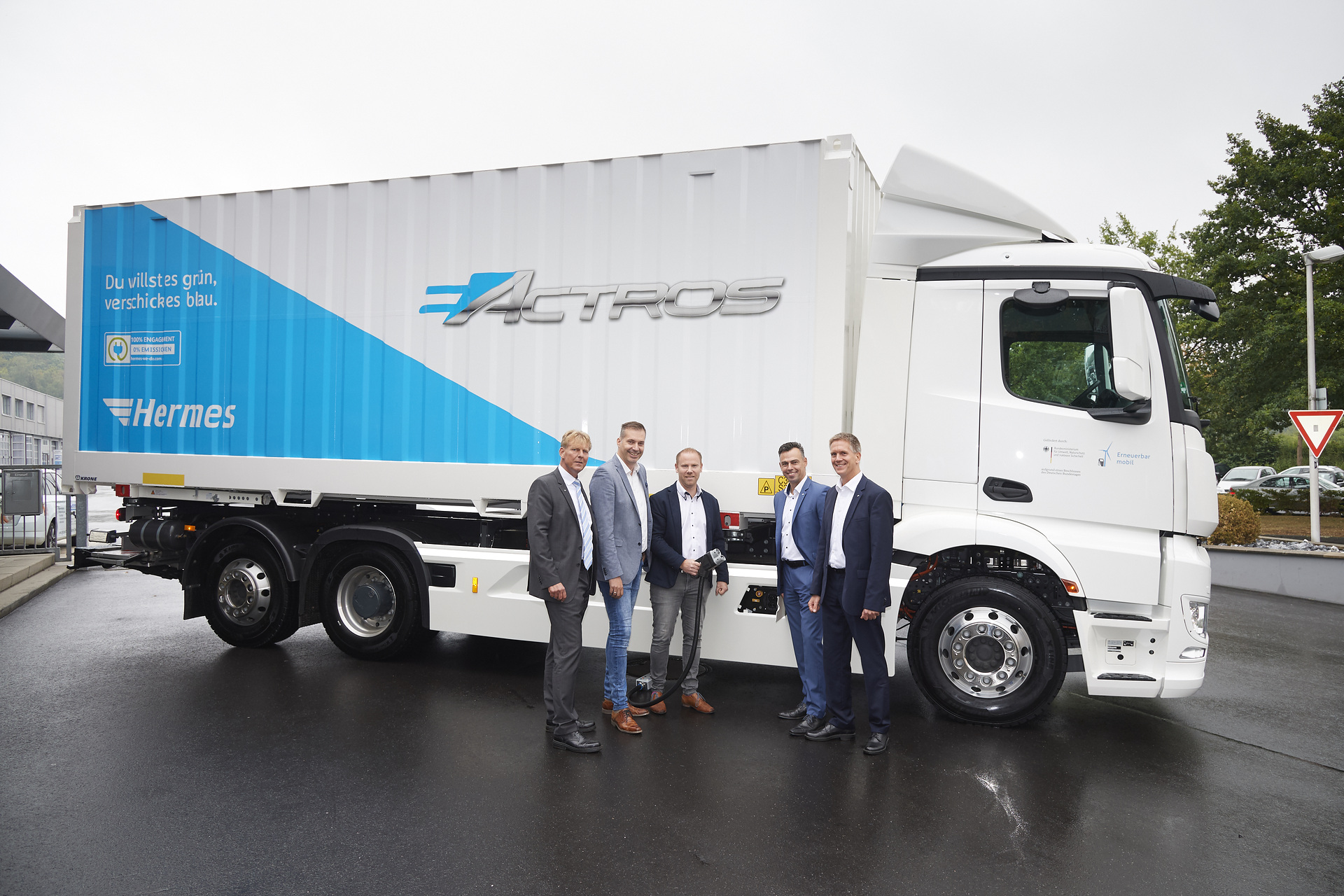 At the handover of the first eActros of the innovation fleet to Hermes (from left): Mathias Heinze, Key Account Manager at Merced es-Benz Trucks, Sven Klimpel, General Area Manager Kassel, Hermes Germany GmbH, Dennis Caldwell, Head of Fleet Management/Disposition in the Kassel Area, Hermes Germany GmbH, as well as Thomas Schmitt and Michael Albrecht, both also Key Account Managers at Mercedes-Benz Trucks. All-electric Mercedes-Benz truck for heavy-duty distribution: Start of practical customer trials: The Mercedes-Benz eActros is entering operation with Hermes