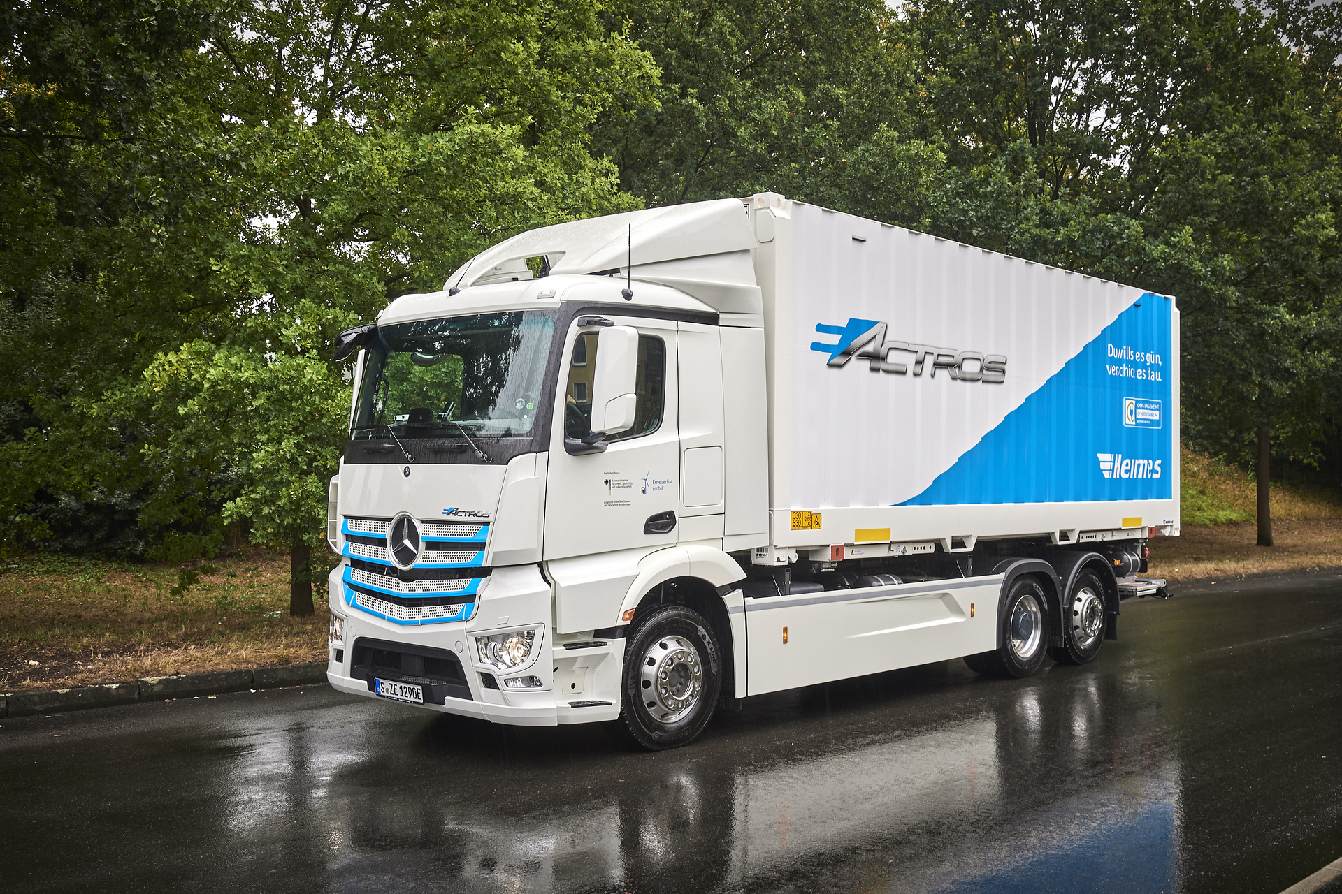 Mercedes-Benz Trucks is starting practical trials for its all-electric he avy-duty eActros truck. The retail and logistics service provider Hermes is the first of 20 customers in different sectors who will integrate the electric truck into their fleets. All-electric Mercedes-Benz truck for heavy-duty distribution: Start of practical customer trials: The Mercedes-Benz eActros is entering operation with Hermes