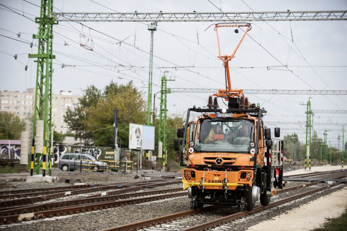 Mercedes-Benz presents the Unimog at InnoTrans 2018: The Unimog road-railer: Efficient on road and rail