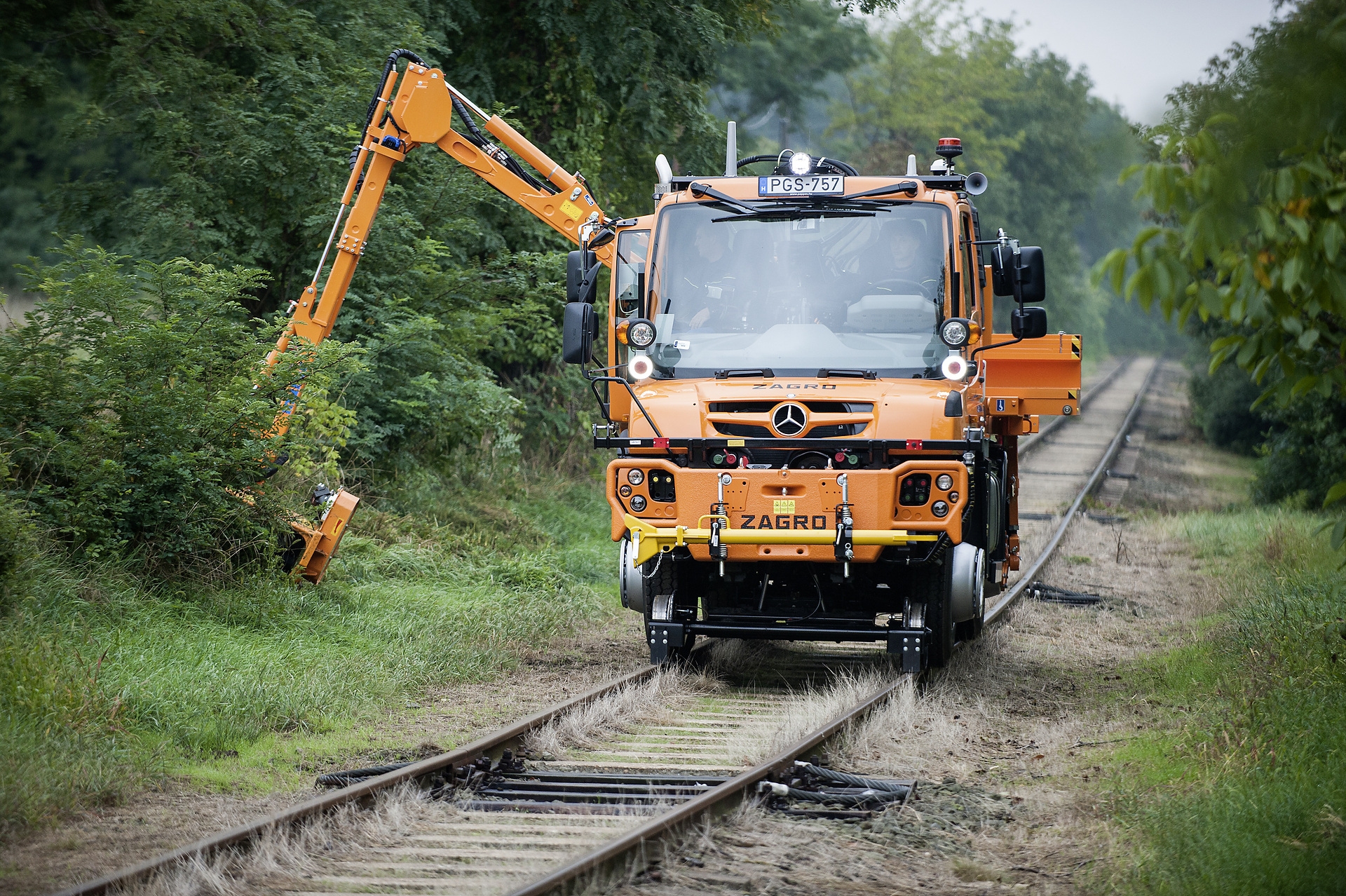 Mercedes-Benz presents the Unimog at InnoTrans 2018: The Unimog road-railer: Efficient on road and rail