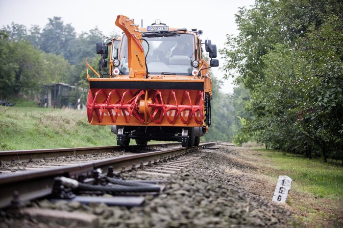 Mercedes-Benz presents the Unimog at InnoTrans 2018: The Unimog road-railer: Efficient on road and rail