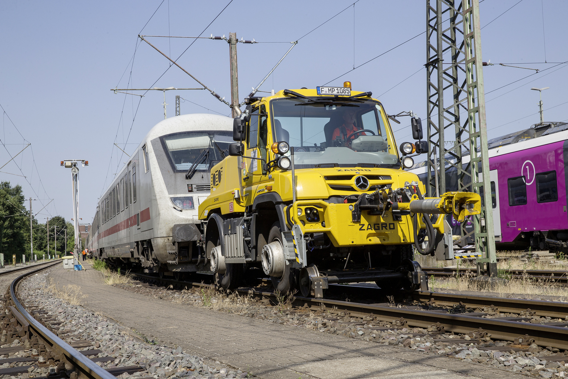 Mercedes-Benz presents the Unimog at InnoTrans 2018: The Unimog road-railer: Efficient on road and rail