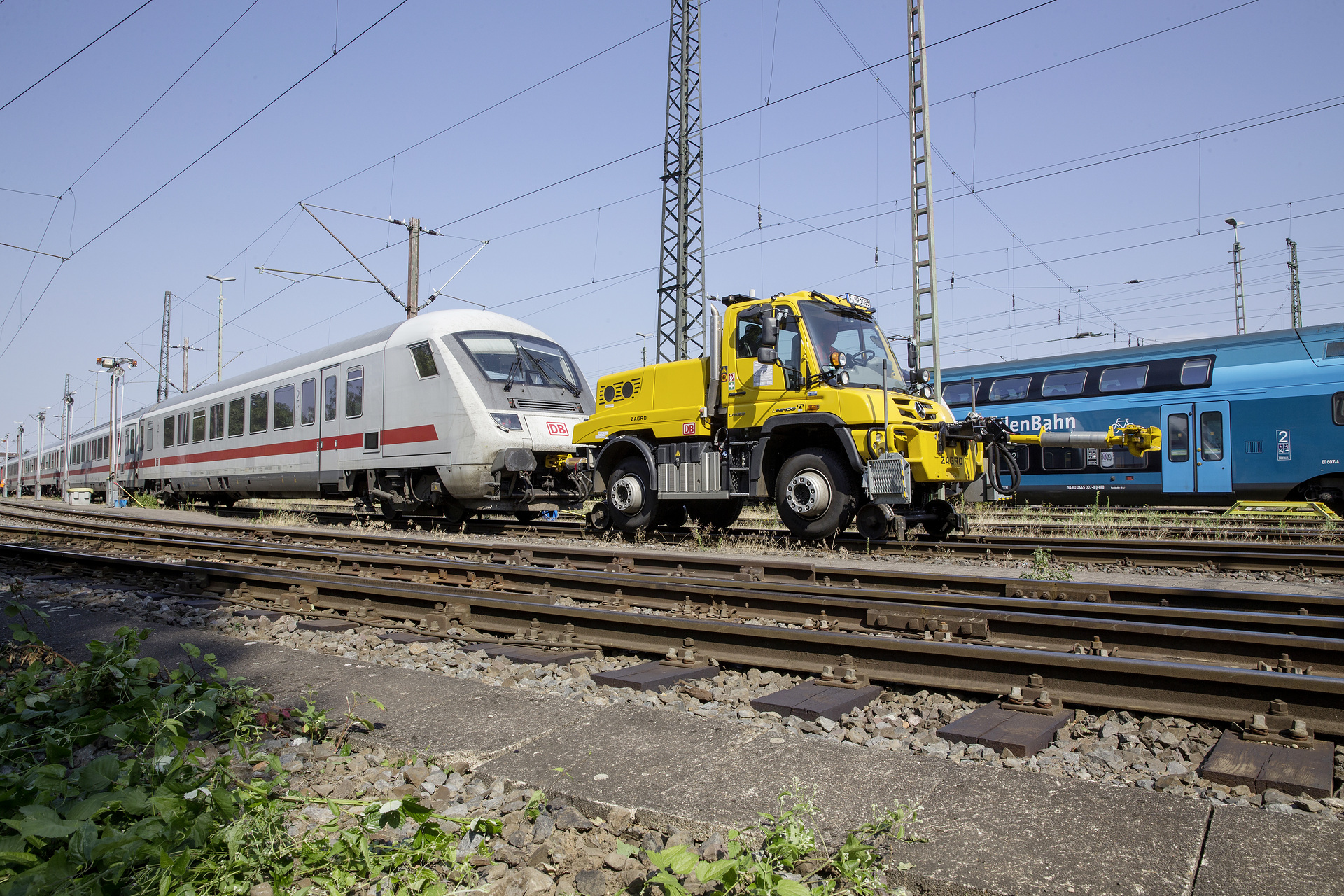 Mercedes-Benz präsentiert den Unimog auf der InnoTrans 2018: Der Unimog im 2-Wege-Einsatz: