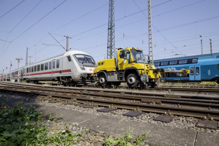 Mercedes-Benz presents the Unimog at InnoTrans 2018: The Unimog road-railer: Efficient on road and rail