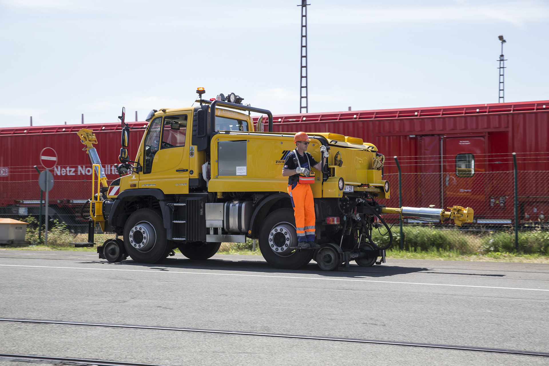 Mercedes-Benz präsentiert den Unimog auf der InnoTrans 2018: Der Unimog im 2-Wege-Einsatz: