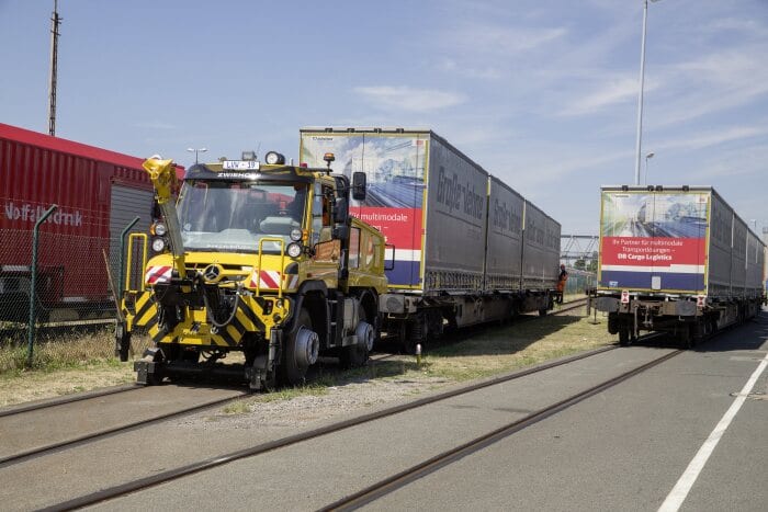 Mercedes-Benz presents the Unimog at InnoTrans 2018: The Unimog road-railer: Efficient on road and rail