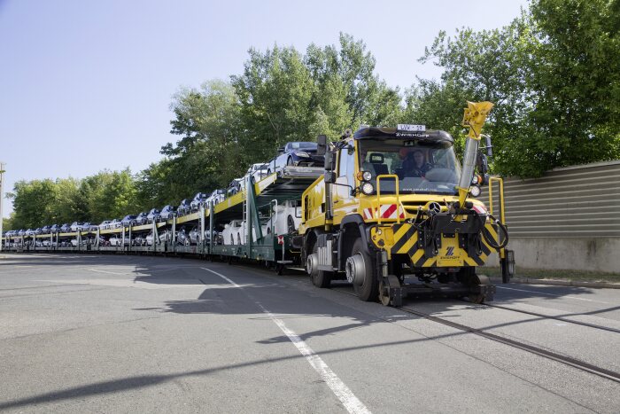 Mercedes-Benz presents the Unimog at InnoTrans 2018: The Unimog road-railer: Efficient on road and rail