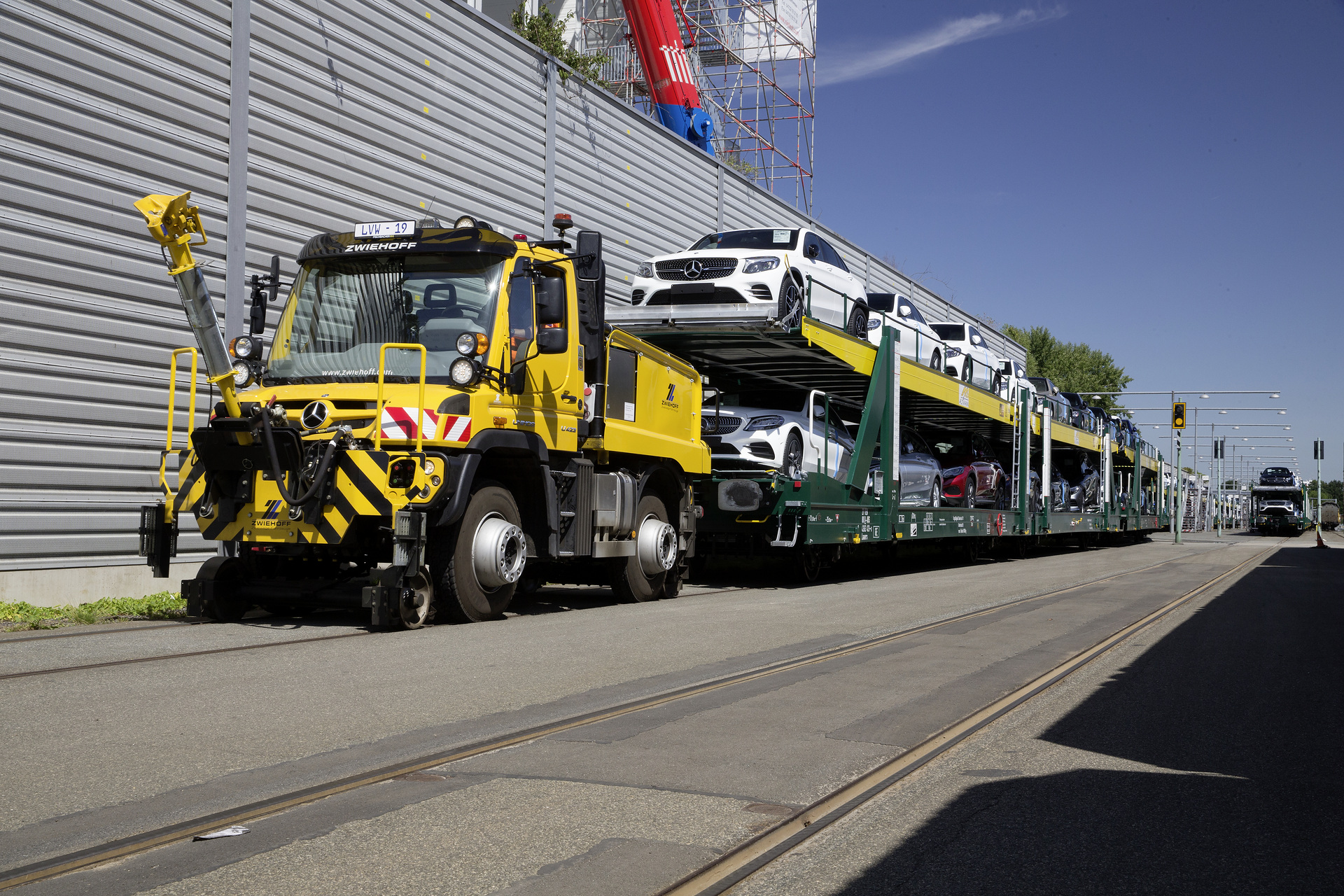 Mercedes-Benz presents the Unimog at InnoTrans 2018: The Unimog road-railer: Efficient on road and rail