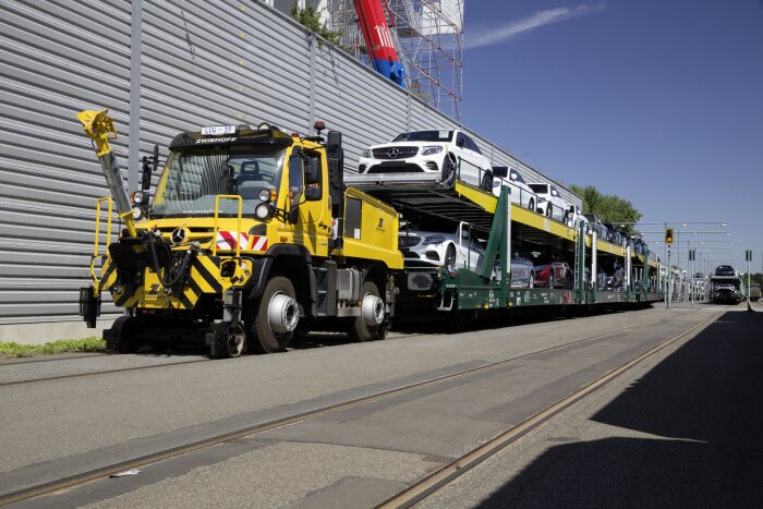 Mercedes-Benz präsentiert den Unimog auf der InnoTrans 2018: Der Unimog im 2-Wege-Einsatz: