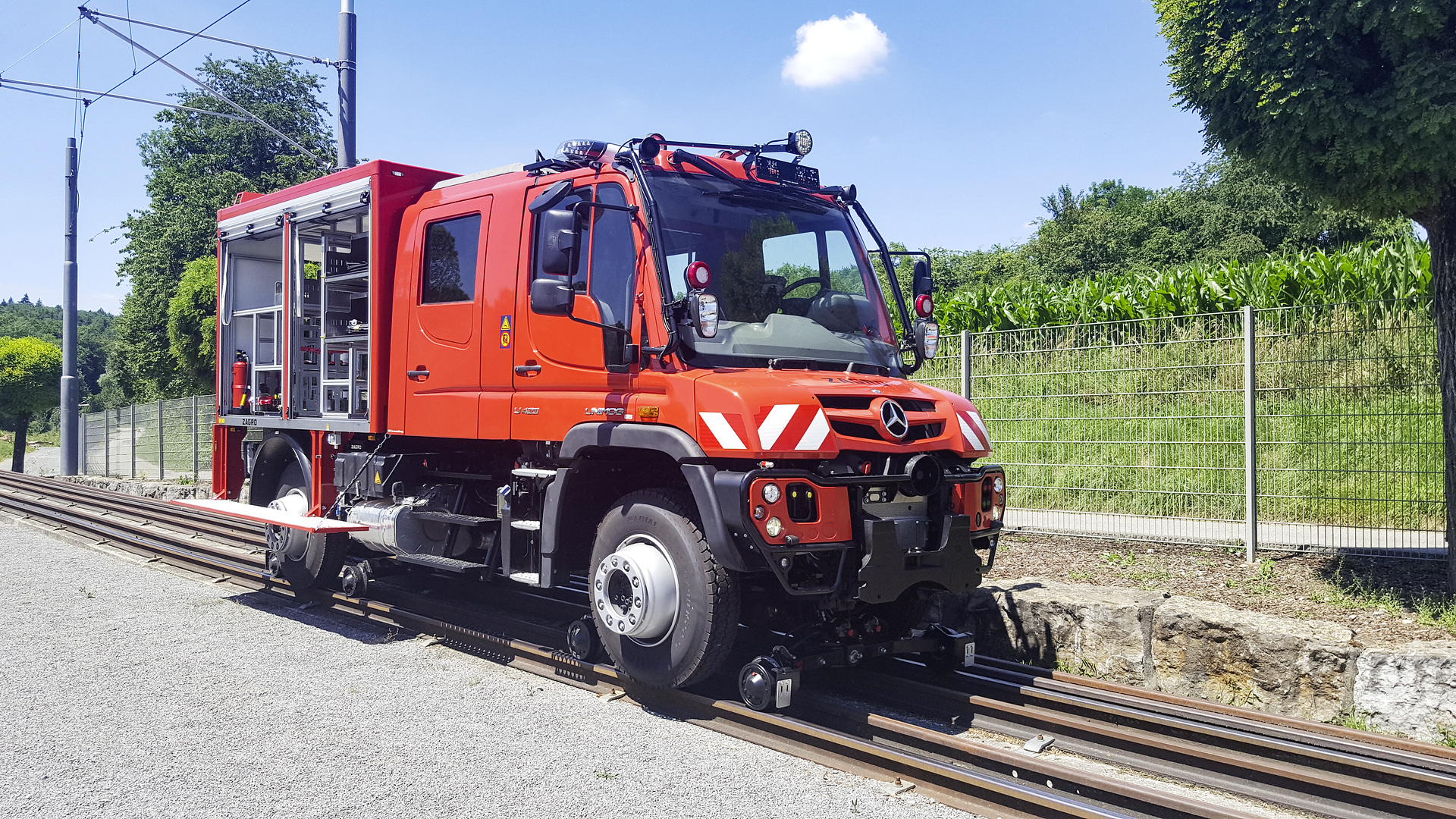 Mercedes-Benz presents the Unimog at InnoTrans 2018: The Unimog road-railer: Efficient on road and rail