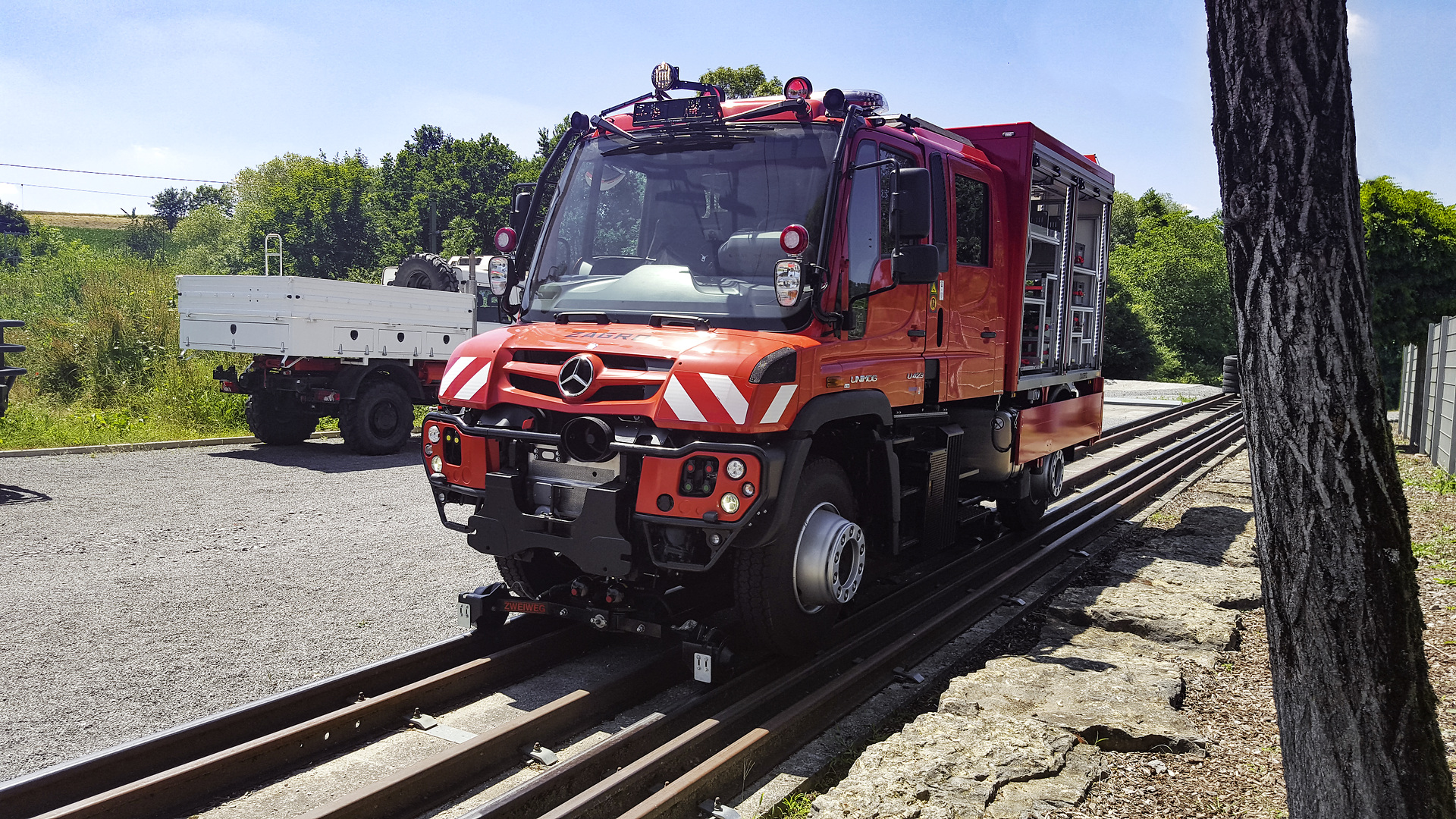 Mercedes-Benz präsentiert den Unimog auf der InnoTrans 2018: Der Unimog im 2-Wege-Einsatz: