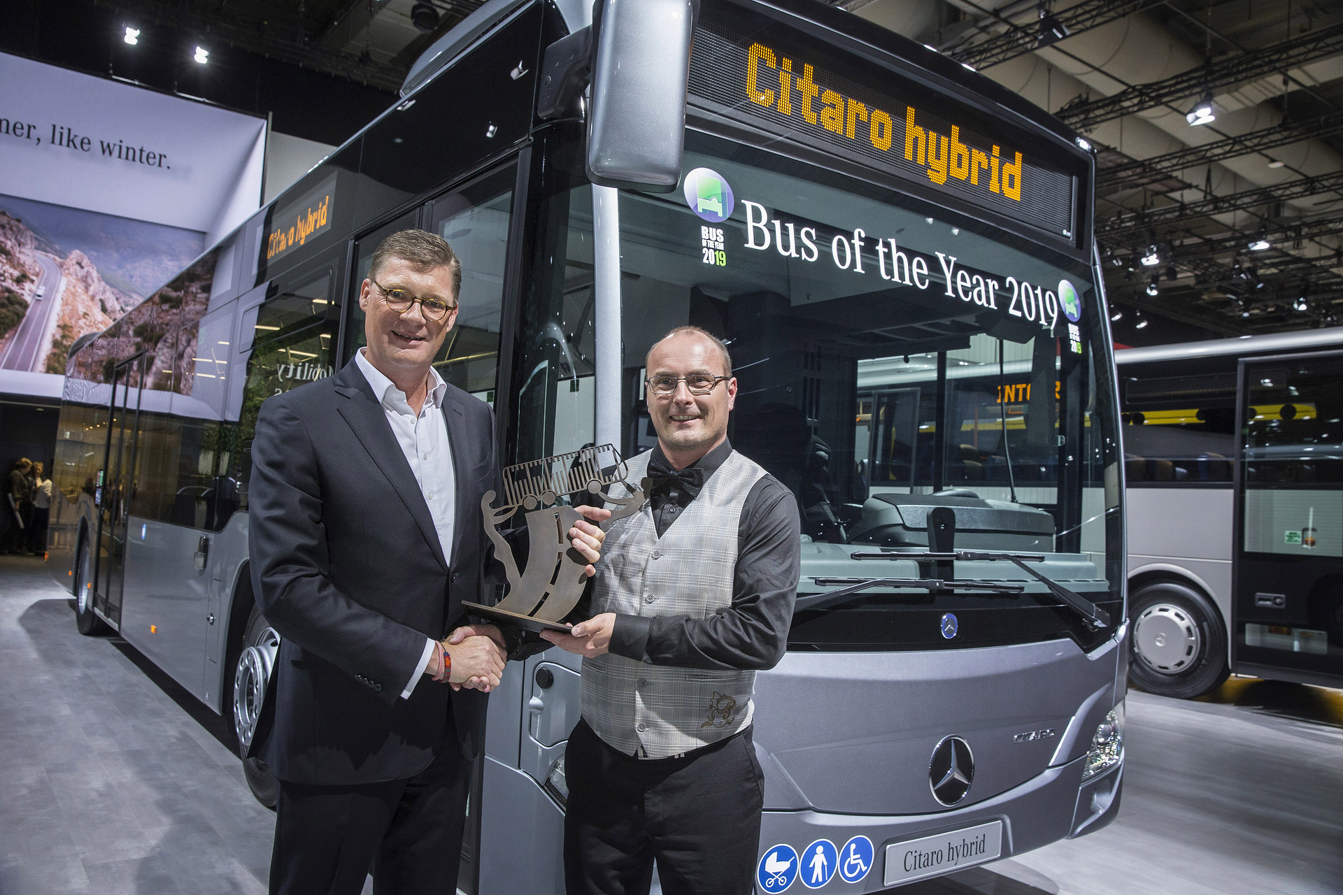 Die Jury „Bus of the Year“, internationale Fachjournalisten aus 22 Ländern, hat den Mercedes-Benz Citaro hybrid zum Bus of the Year 2019 gewählt. Anlässlich der IAA Nutzfahrzeuge in Hannover hat der Jury-Vorsitzende Tom Terjesen (rechts) die begehrte Trophäe an Till Oberwörder, Leiter Daimler Buses, übergeben. Mercedes Benz Stadtbus: Mercedes Benz Citaro hybrid ist “Bus of the Year 2019”