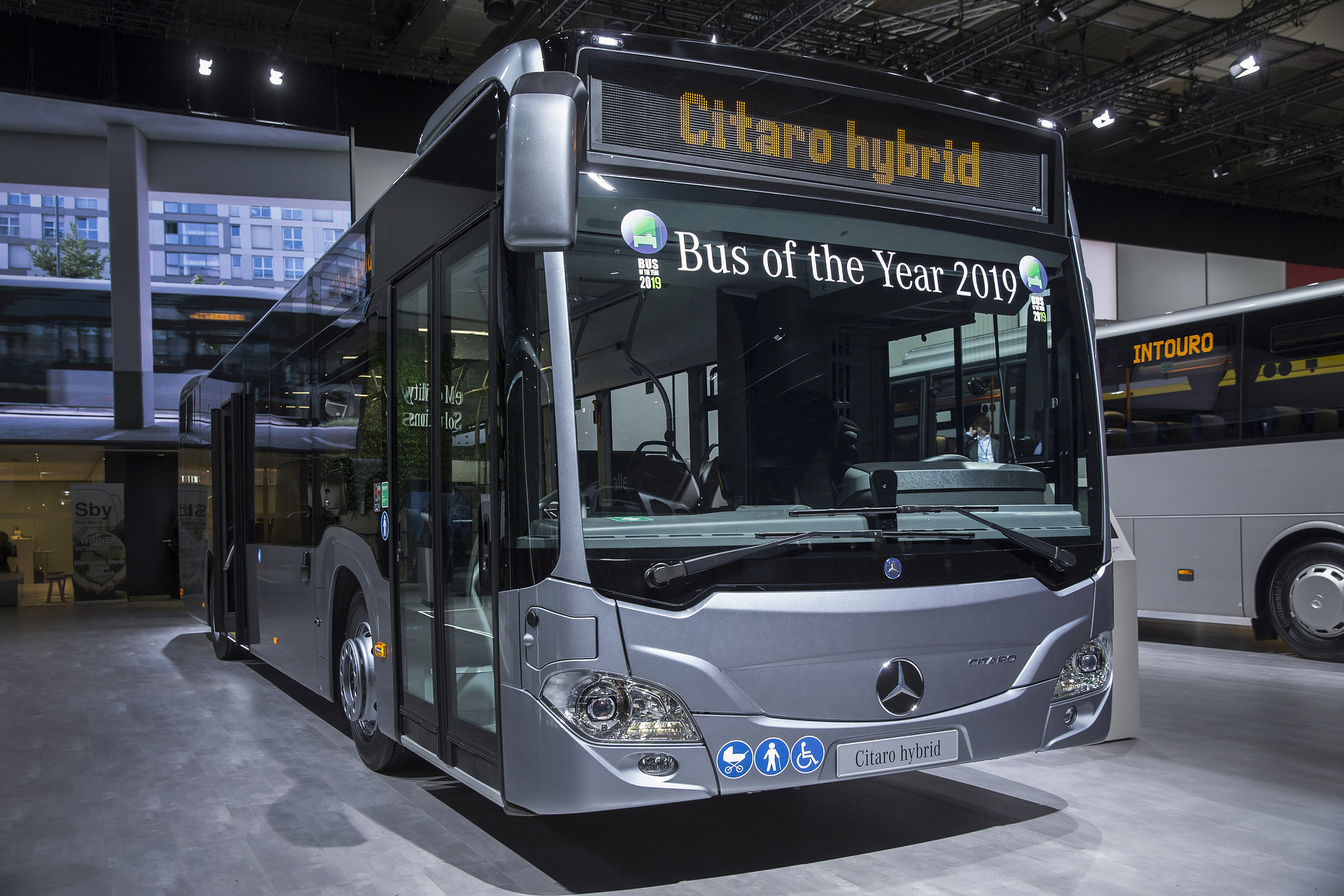 Die Jury „Bus of the Year“, internationale Fachjournalisten aus 22 Ländern, hat den Mercedes-Benz Citaro hybrid zum Bus of the Year 2019 gewählt. Das Fahrzeug überzeugte bei dem Vergleichstest in den Kategorien Wirtschaft¬lichkeit, Innovation, Qualität und Anwenderfreundlichkeit. Mercedes Benz Stadtbus: Mercedes Benz Citaro hybrid ist “Bus of the Year 2019”