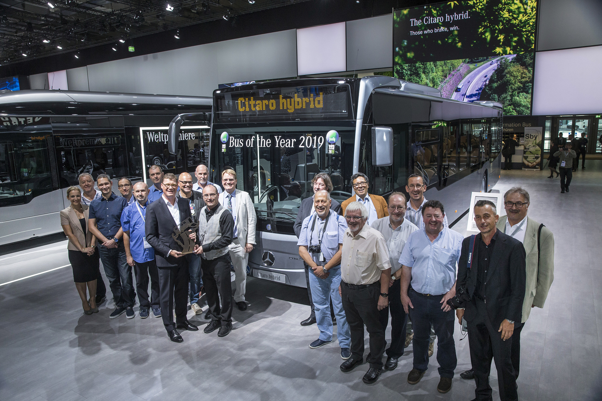 Die Jury „Bus of the Year“, internationale Fachjournalisten aus 22 Ländern, vor dem Mercedes-Benz Citaro hybrid. Mercedes Benz Stadtbus: Mercedes Benz Citaro hybrid ist “Bus of the Year 2019”