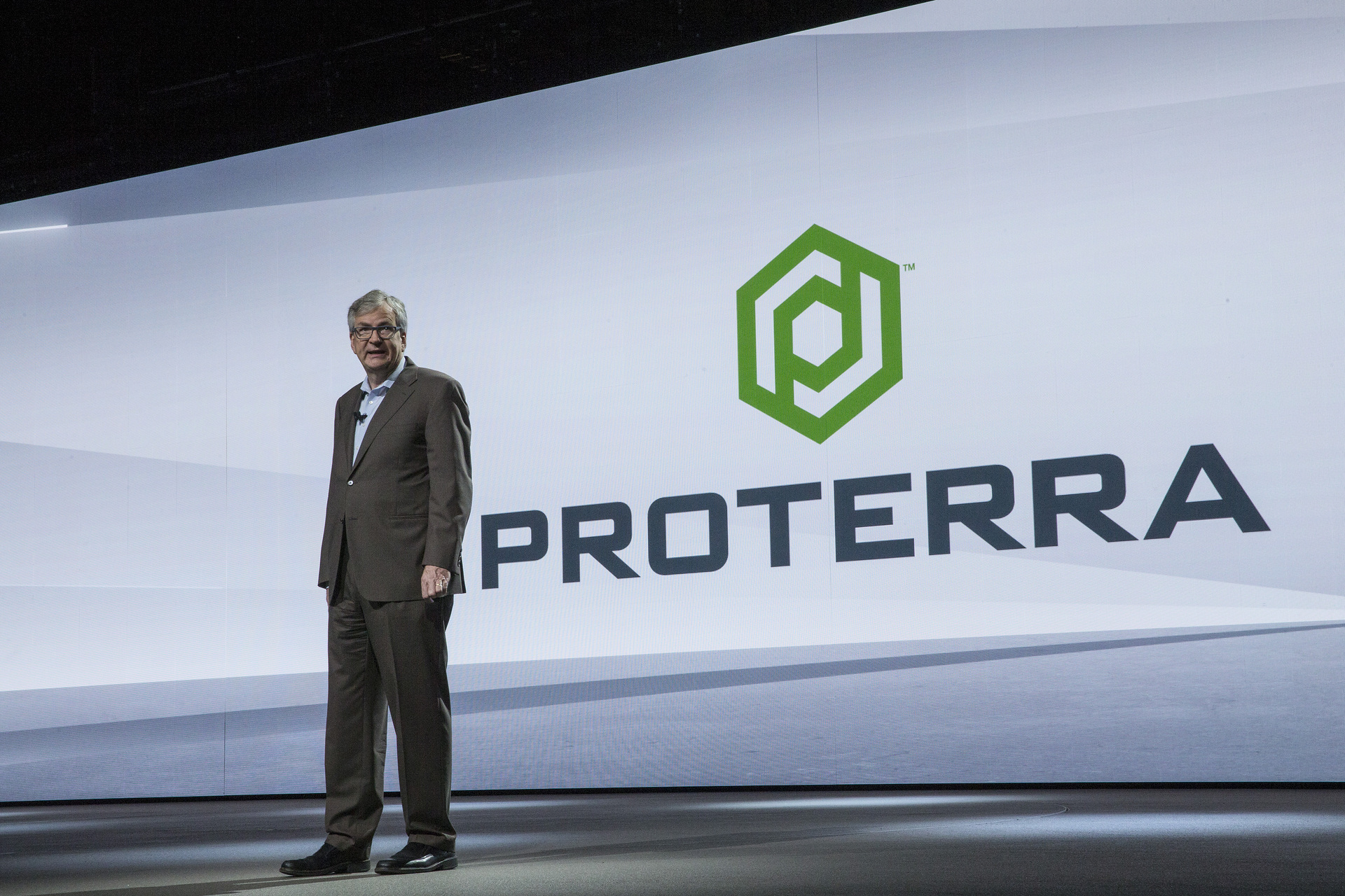 Daimler Trucks & Buses investiert in das amerikanische Unternehmen Proterra Inc. Beide Partner haben eine strategische Partnerschaft vereinbart. Das gab Martin Daum, Mitglied des Vorstands der Daimler AG, verantwortlich für Daimler Trucks & Buses, auf der 67. IAA Nutzfahrzeuge in Hannover bekannt. Im Zusammenhang mit der Investition haben Proterra und Daimler auch vereinbart, gemeinsam die Elektrifizierung ausgewählter schwerer Nutzfahrzeuge von Daimler zu erörtern. Daimler Trucks & Buses investiert in das amerikanische Unternehmen Proterra Inc.