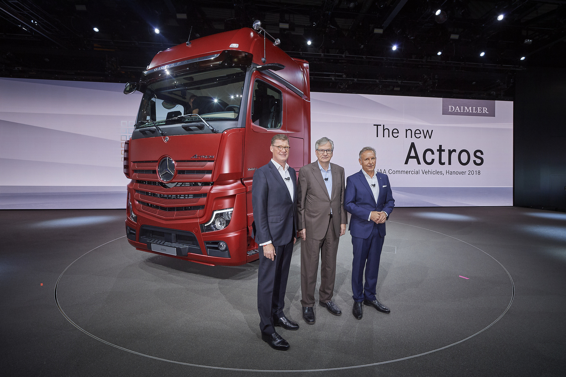 Daimler auf der IAA 2018 in Hannover – Pressekonferenz Daimler Trucks & Buses, 19. September 2018; im Bild v.l.n.r.: Till Oberwoerder, Leiter Daimler Buses und Vorsitzender der Geschäftsführung der EvoBus GmbH; Martin Daum, Mitglied des Vorstands der Daimler AG, verantwortlich für Daimler Trucks & Buses; Stefan Buchner, Mitglied des Bereichsvorstandes Daimler Trucks & Leiter Mercedes-Benz Lkw Daimler auf der IAA 2018 in Hannover – Pressekonferenz Daimler Trucks & Buses, 19. September 2018