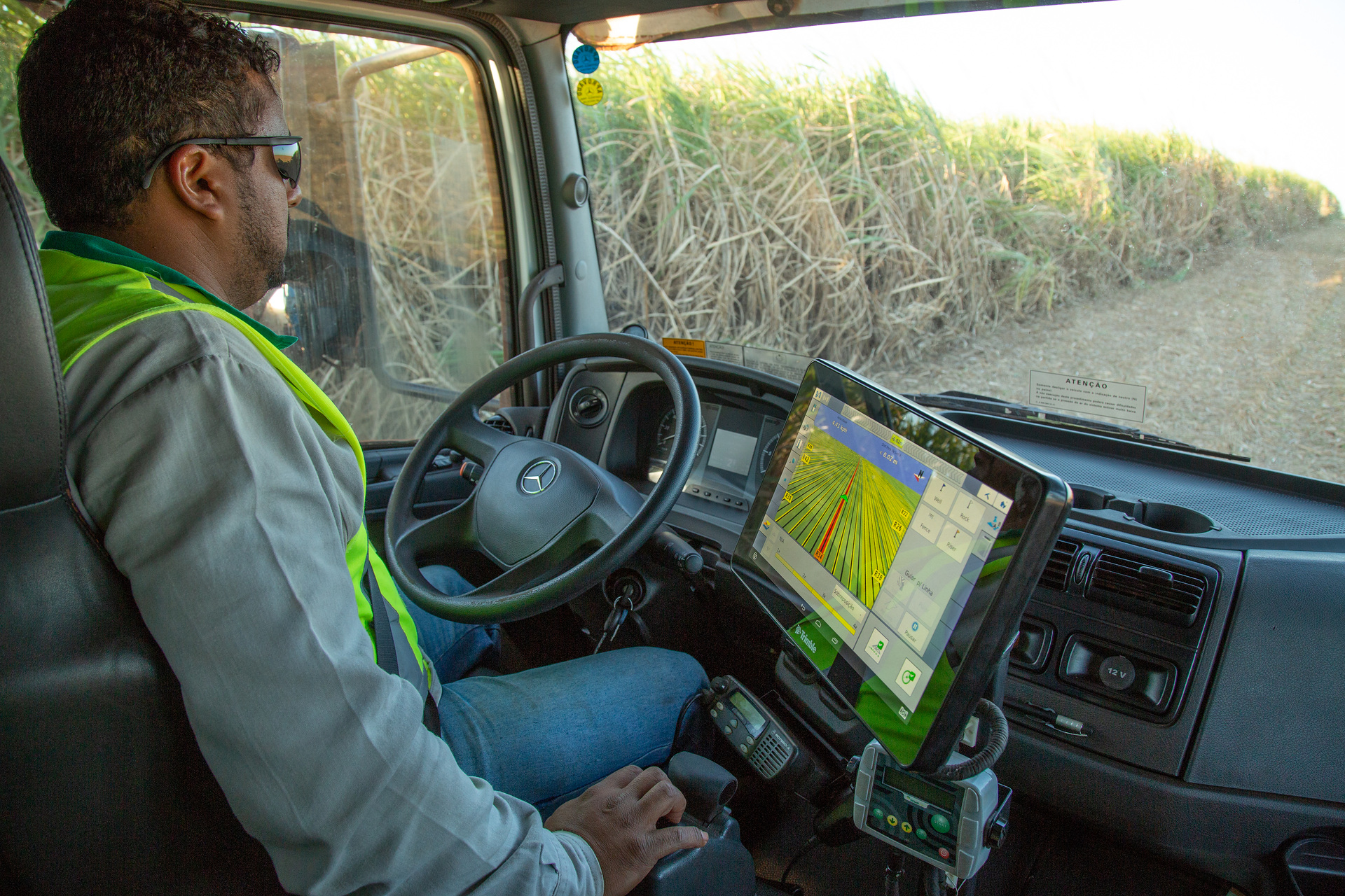 Mercedes-Benz truck Axor 3131 for automated use in sugar cane harvesting; Interior. 18 automated driving Mercedes-Benz Axor vehicles for harvest sugar cane in Brazil