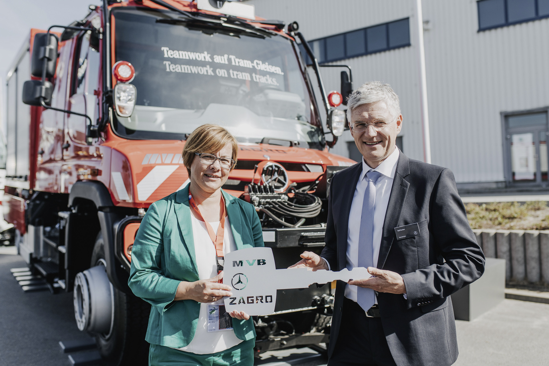 Birgit Münster-Rendel, Geschäftsführerin der Magdeburger Verkehrsbetriebe GmbH & Co. KG (MVB), nahm jetzt auf der Messe „Innotrans 2018“ in Berlin den symbolischen Fahrzeugschlüssel für den 2-Wege Unimog von Dr. Ralf Forcher, Leiter Marketing, Vertrieb und Service bei Mercedes-Benz Special Trucks entgegen. Einzigartiger Unimog auf Magdeburgs Schienen