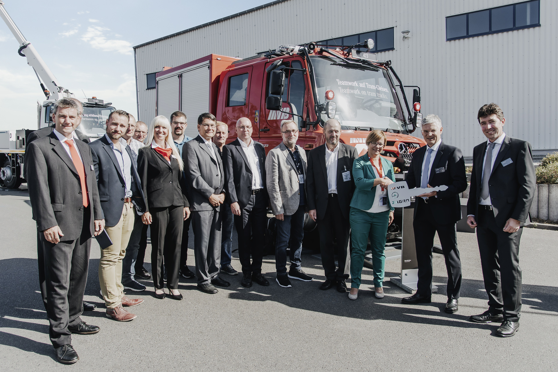 Birgit Münster-Rendel, Geschäftsführerin der Magdeburger Verkehrsbetriebe GmbH & Co. KG (MVB), nahm jetzt auf der Messe „Innotrans 2018“ in Berlin den symbolischen Fahrzeugschlüssel für den 2-Wege Unimog von Dr. Ralf Forcher, Leiter Marketing, Vertrieb und Service bei Mercedes-Benz Special Trucks entgegen. Ganz rechts Holger Doth, verantwortlich für das Segment 2-Wege Fahrzeuge bei Mercedes-Benz Special Trucks – und weitere verdiente Mitarbeiter. Einzigartiger Unimog auf Magdeburgs Schienen